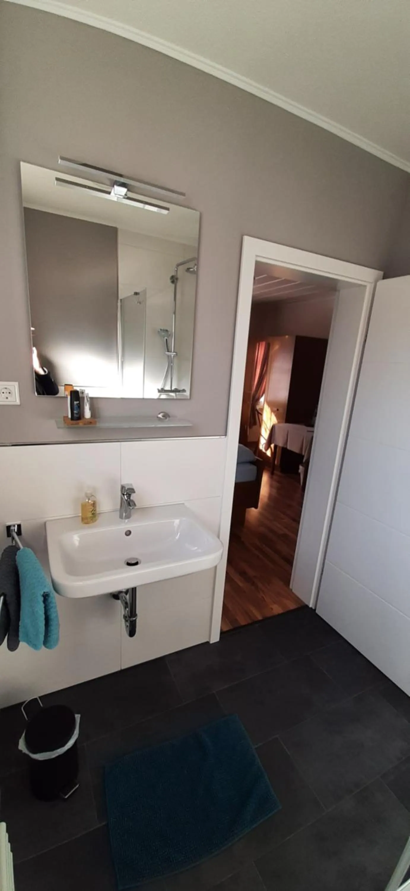 Bathroom, Bed in Motel Hamberger Krug