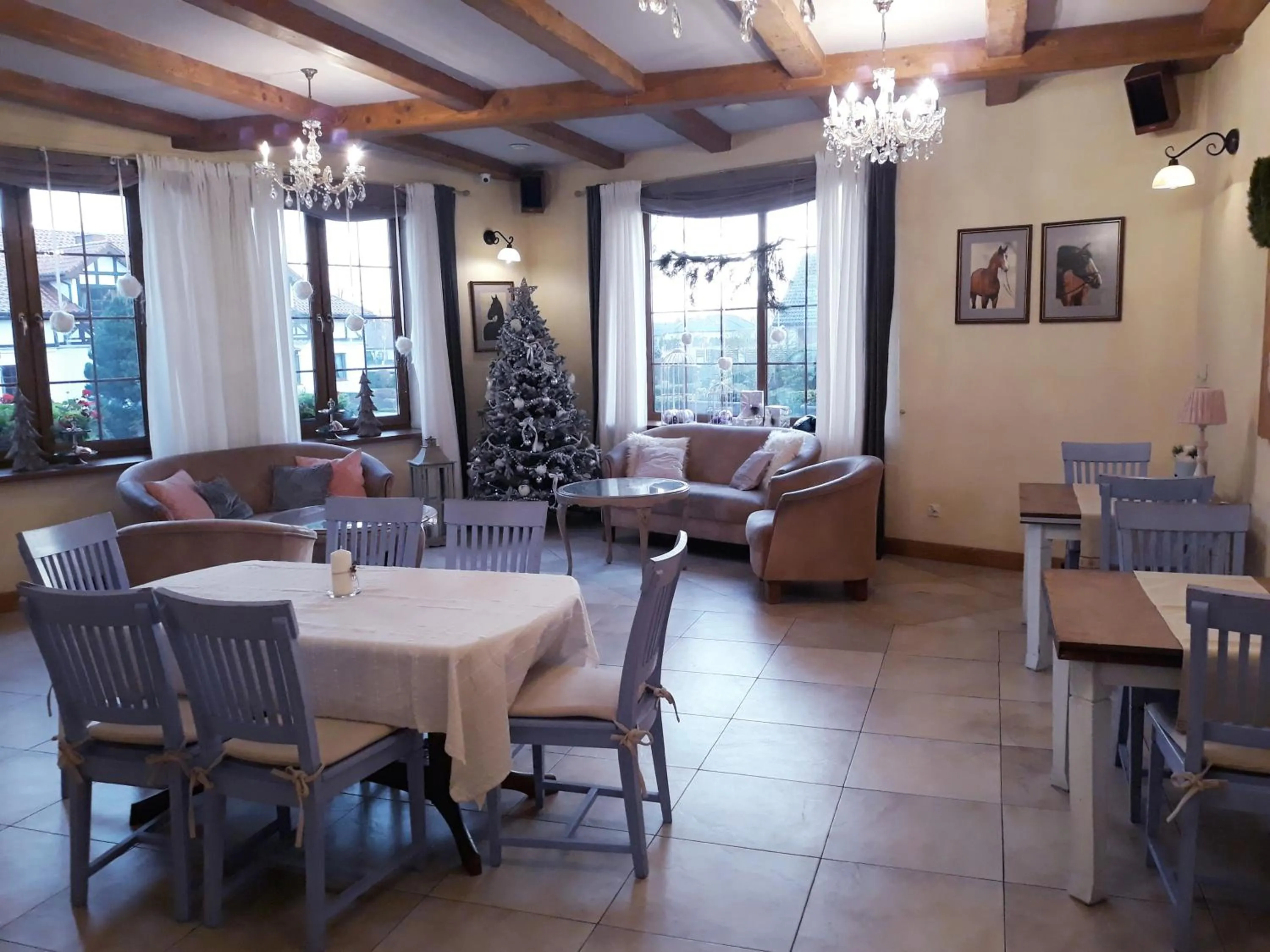 Seating area in Hotel Dworek nad Regą