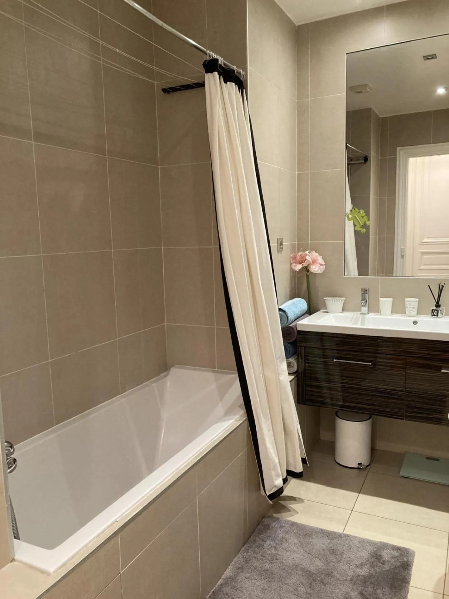 Bathroom in Parc Monceau