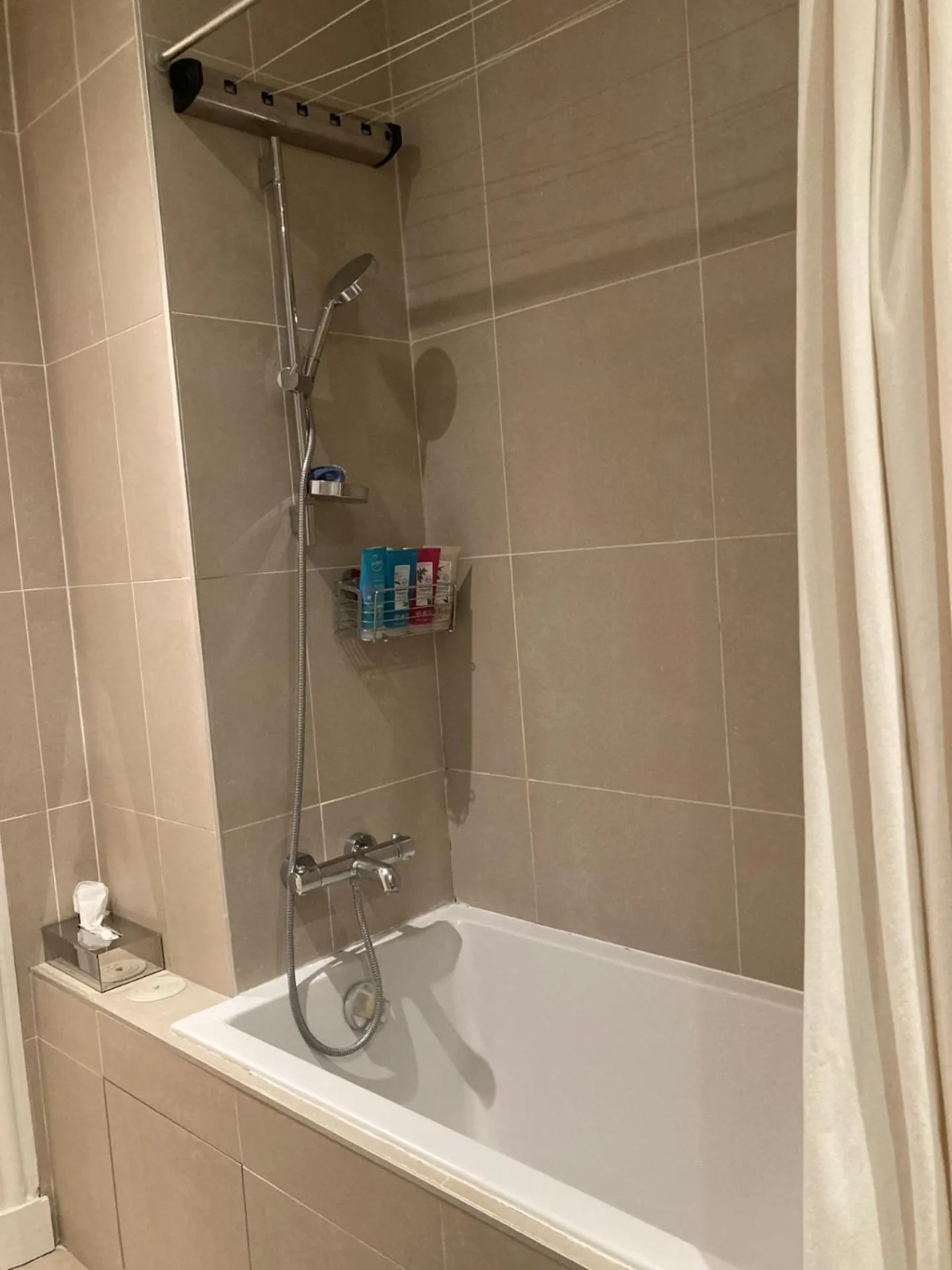 Shower in Parc Monceau