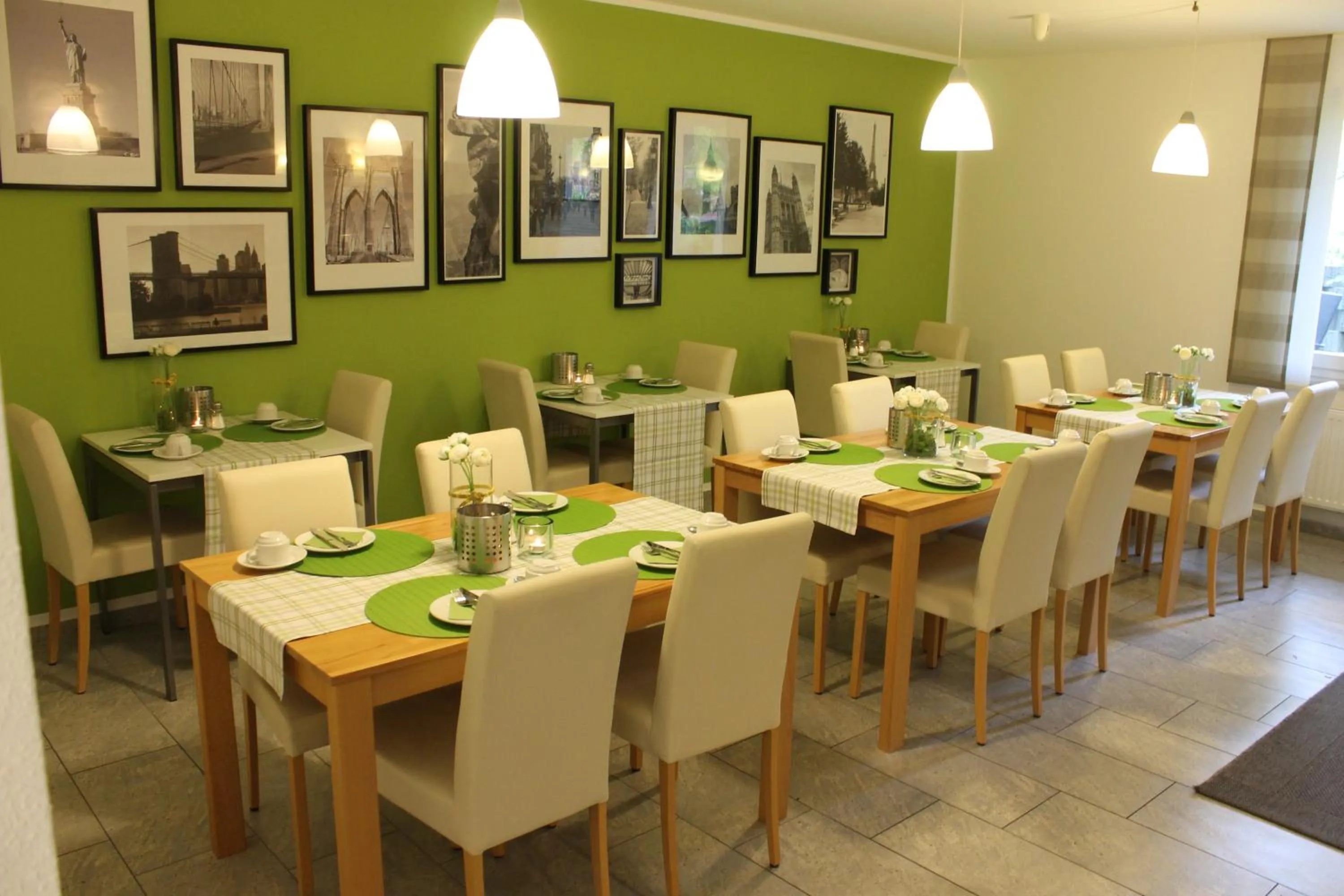 Restaurant/places to eat in Pur Hotel