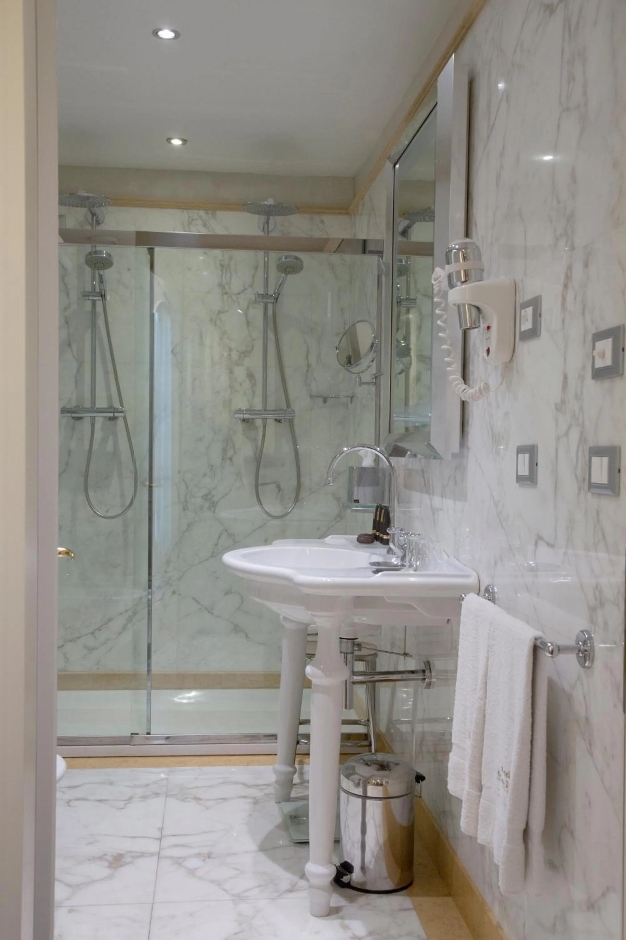 Shower in Golden Tower Hotel & Spa