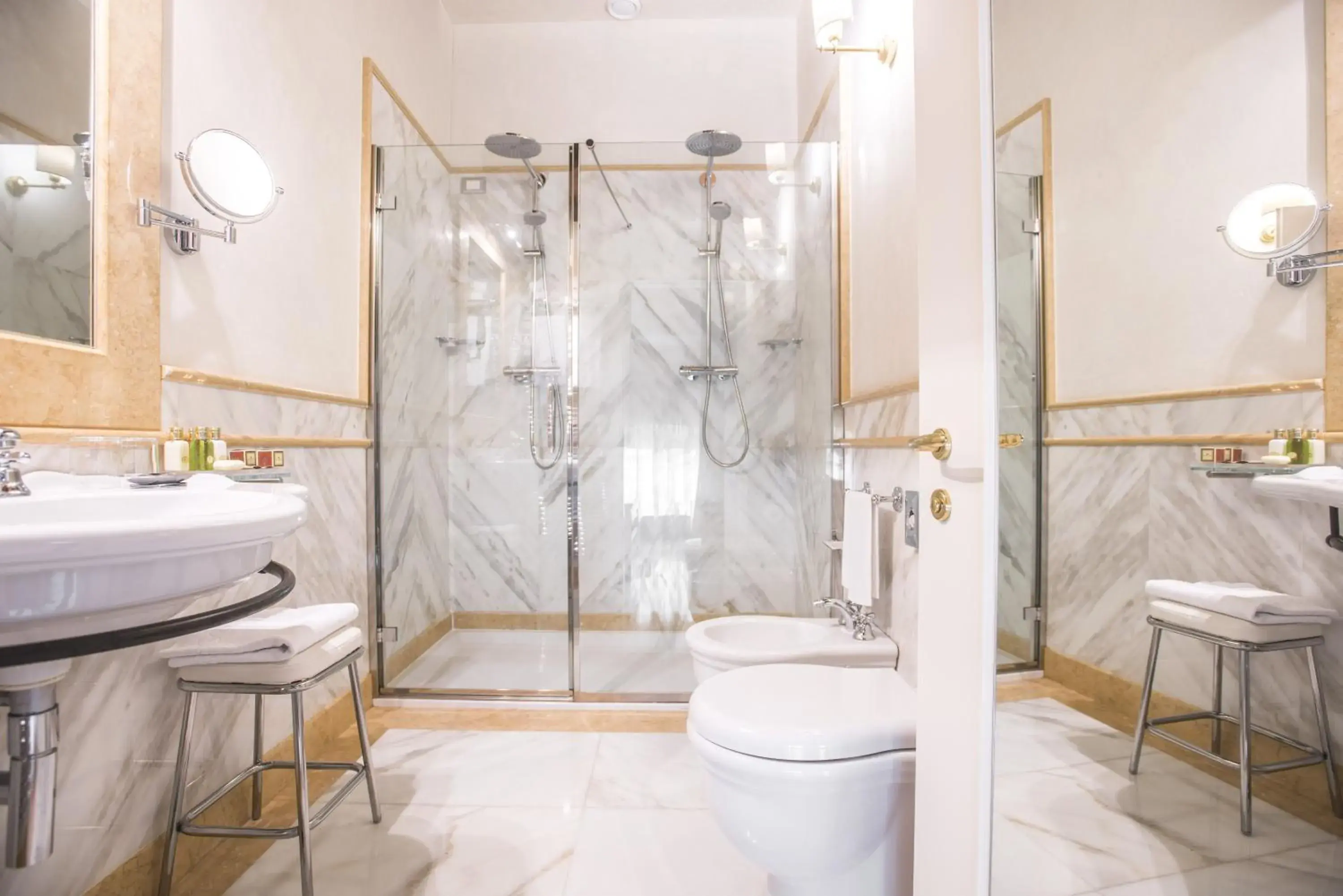 Luxury Twin Room in Golden Tower Hotel & Spa Luxury Twin Room in Golden Tower Hotel & Spa