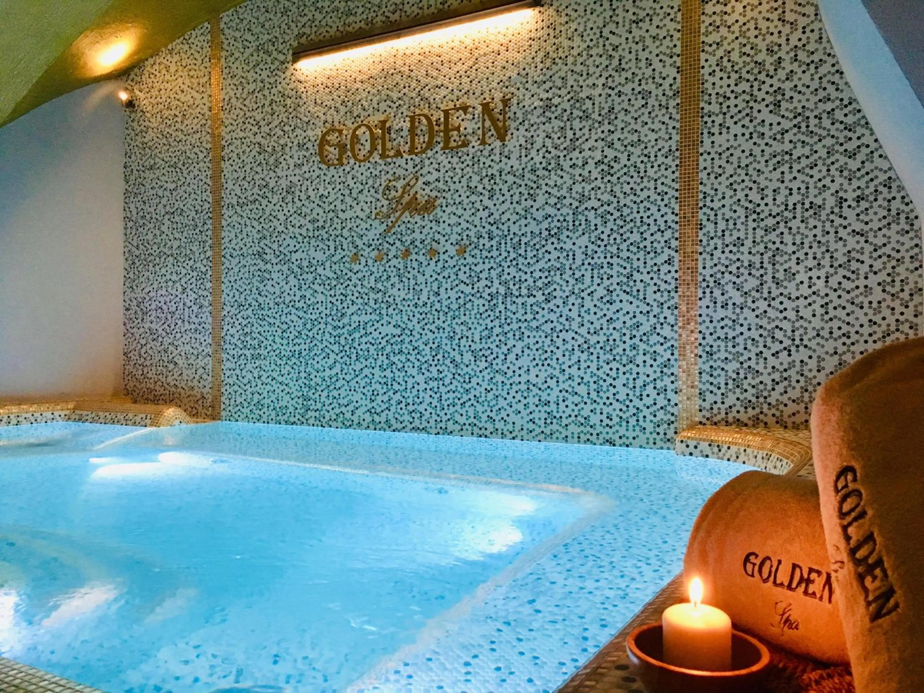 Hot Tub in Golden Tower Hotel & Spa