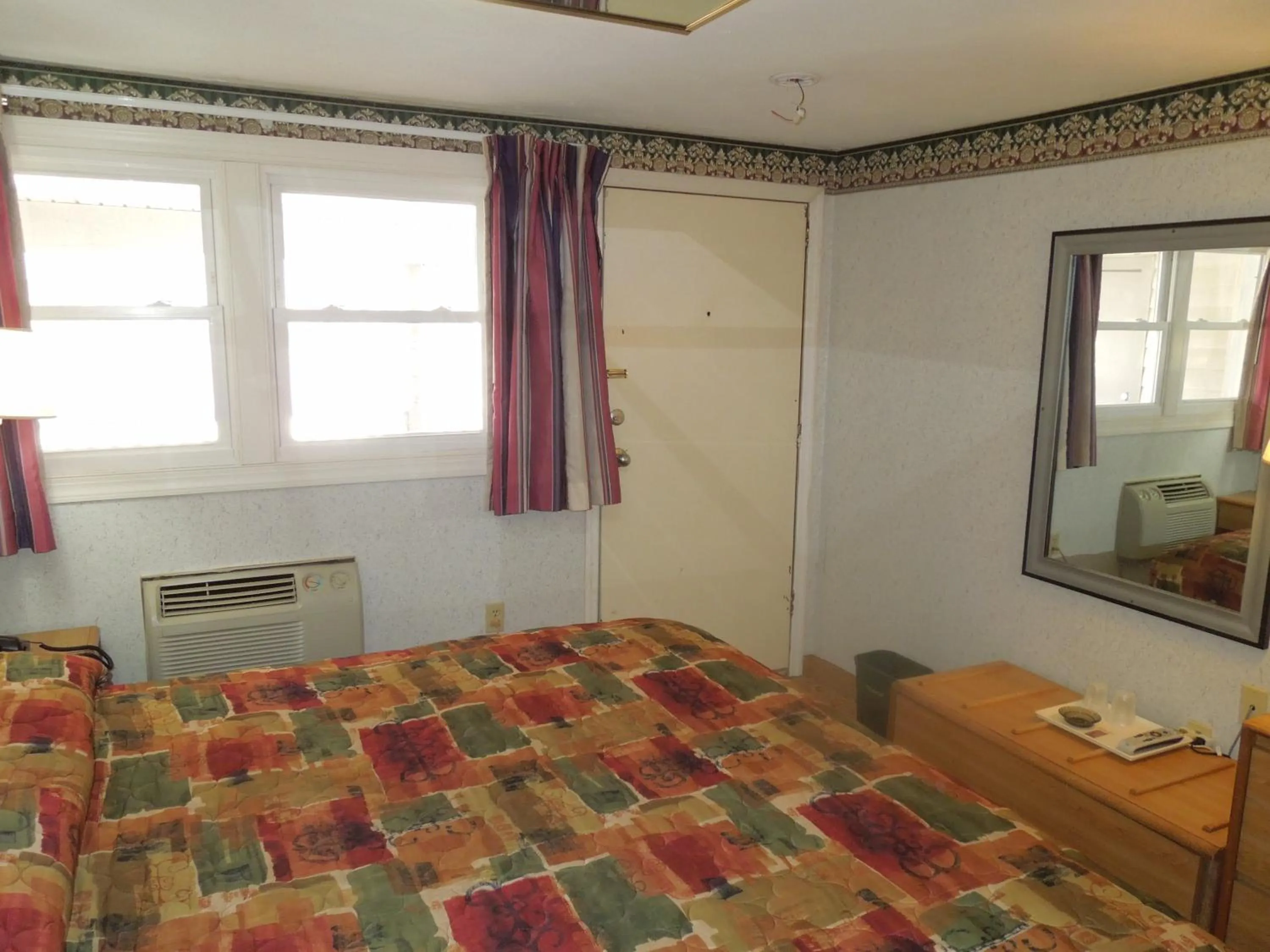 Bed in Red Lion Motel Southampton