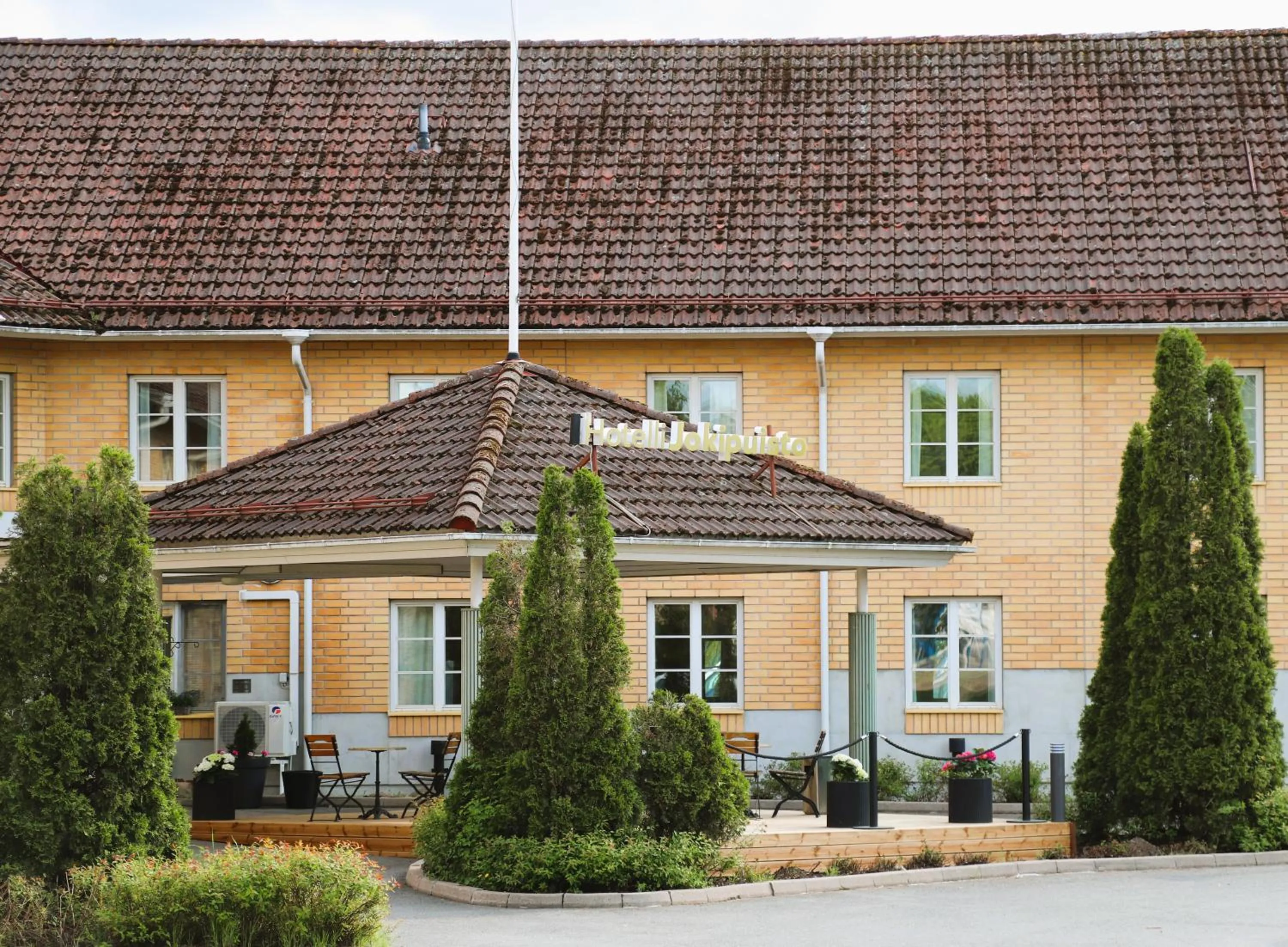 Property building in Hotel Jokipuisto