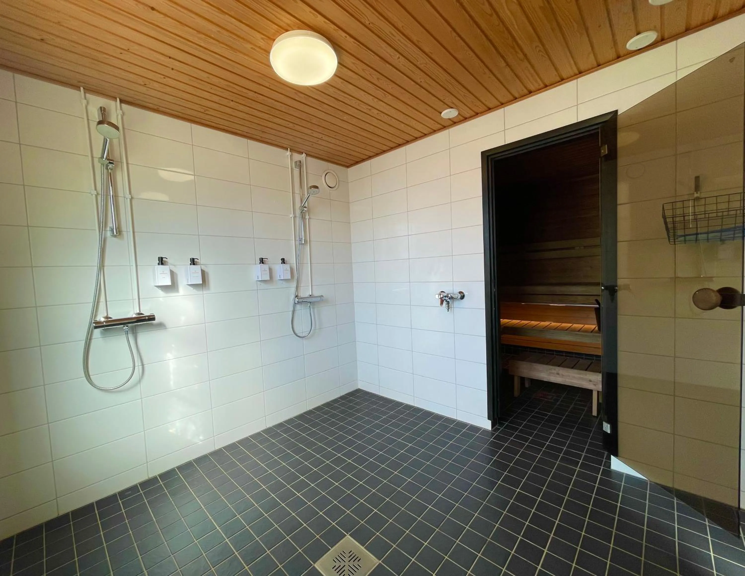 Shower in Hotel Jokipuisto