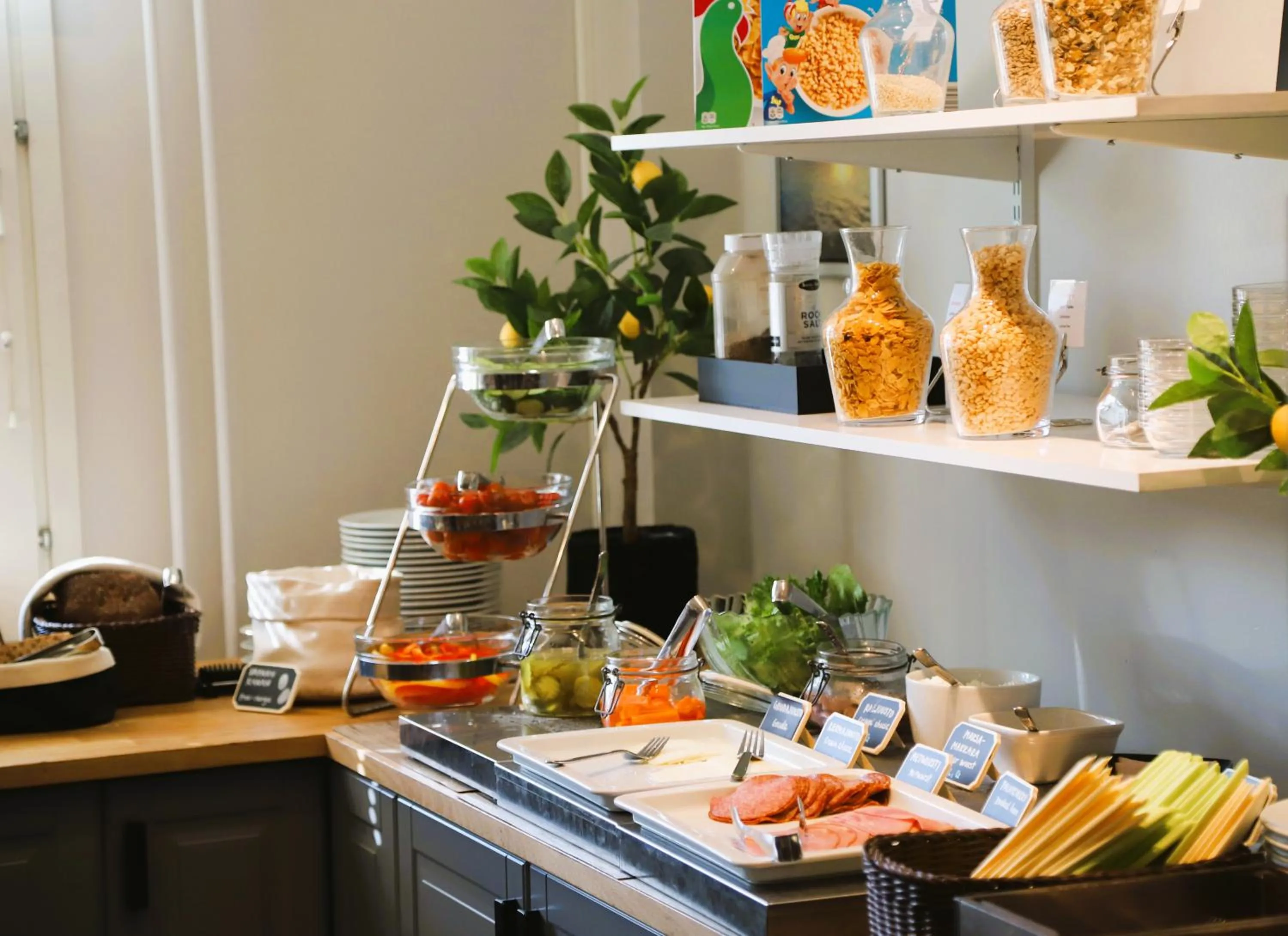 Buffet breakfast in Hotel Jokipuisto