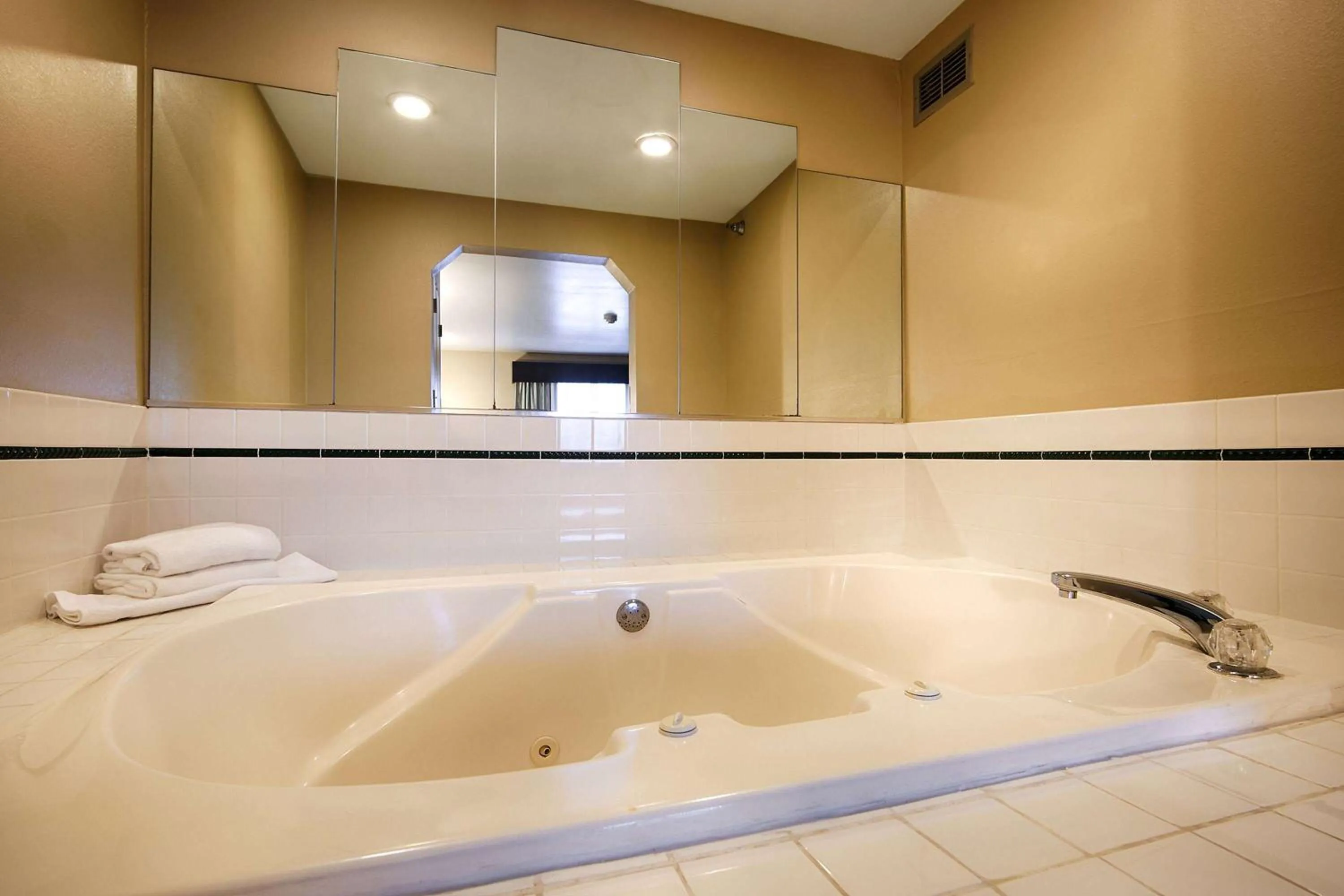 TV and multimedia in Baymont by Wyndham Marion, OH