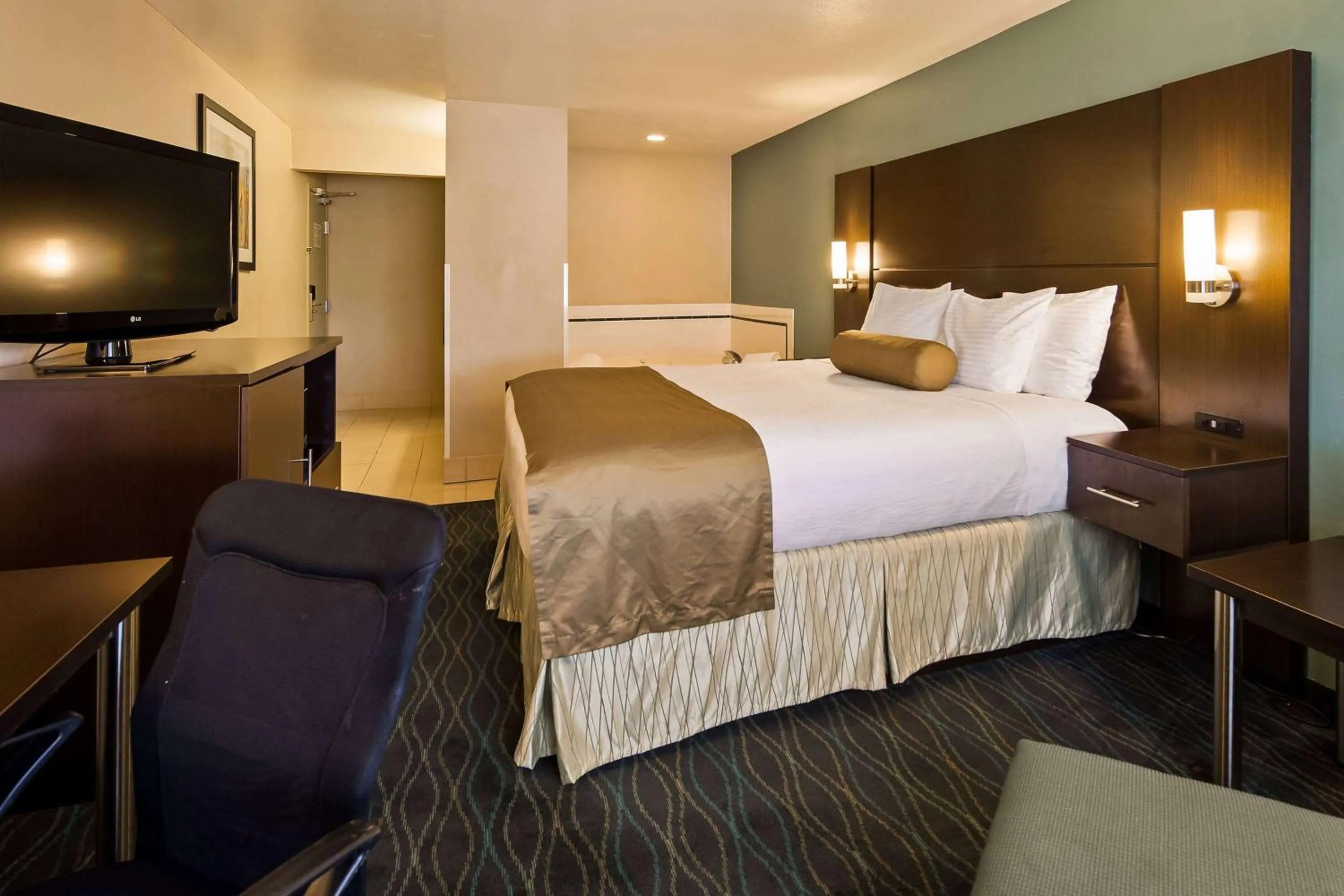 Photo of the whole room, Bed in Baymont by Wyndham Marion, OH