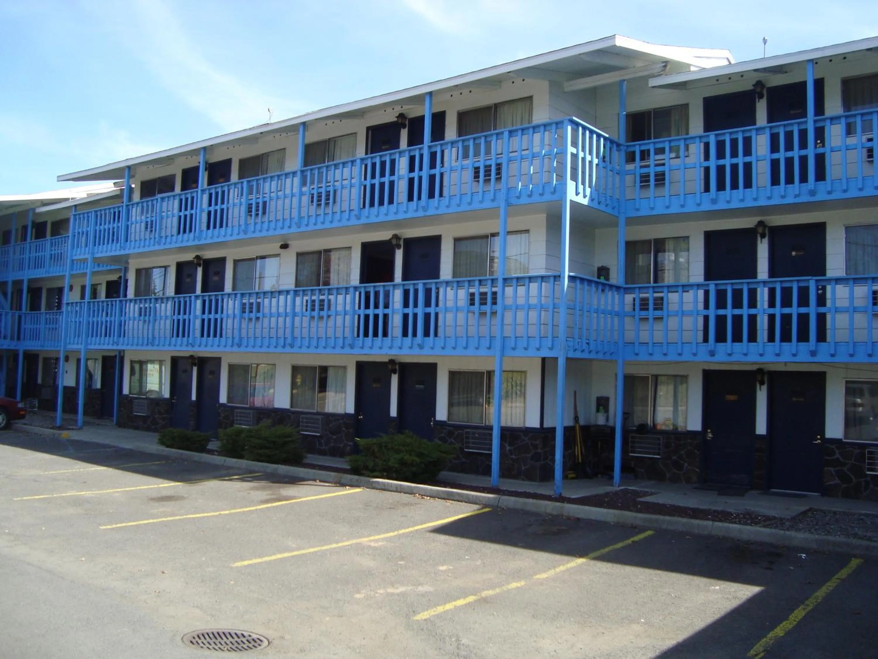 Property building in Willow Springs Motel