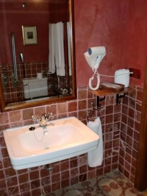 Bathroom in Hospedería del Monasterio