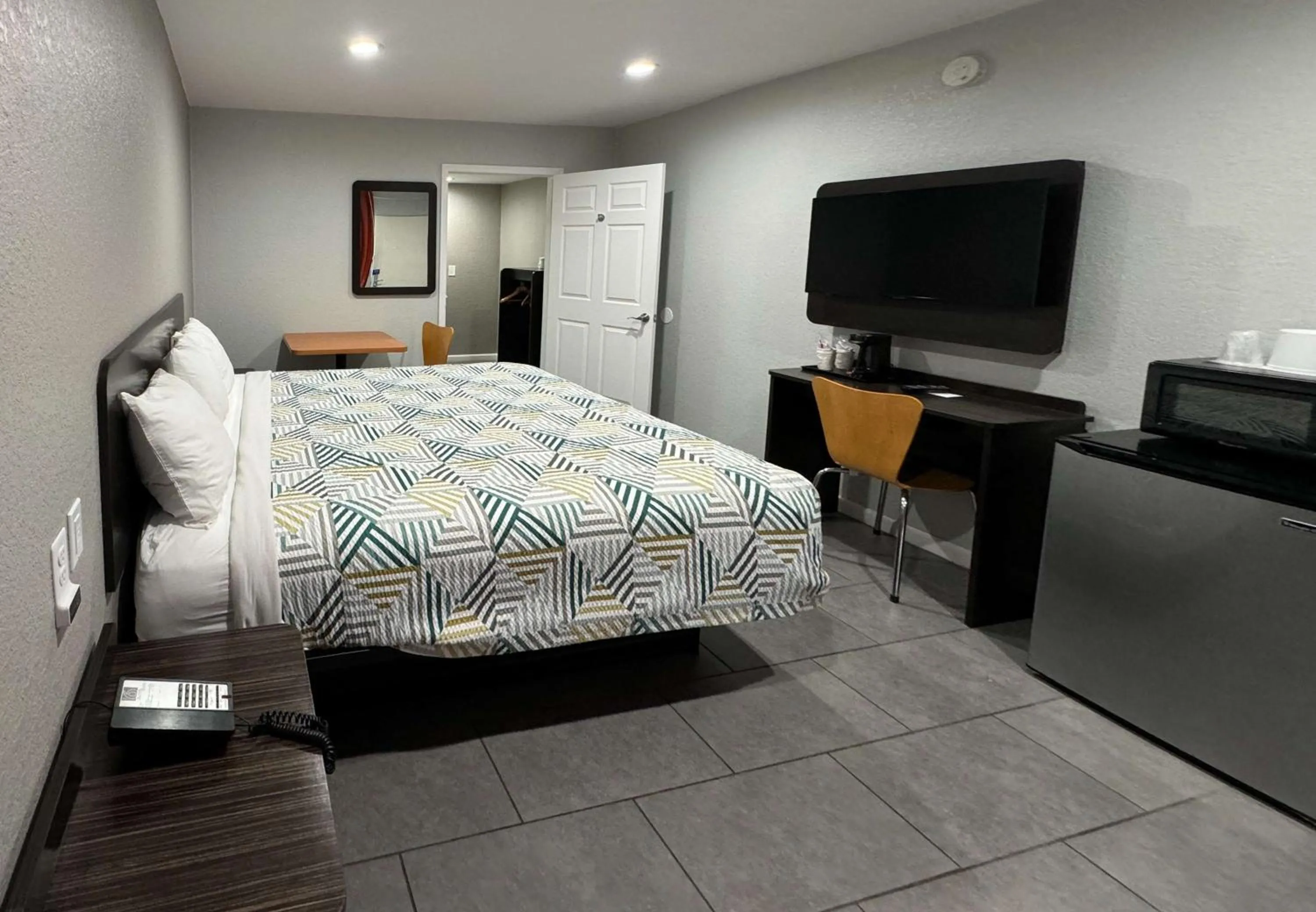 Bedroom, Bed in Motel 6 Englewood, FL