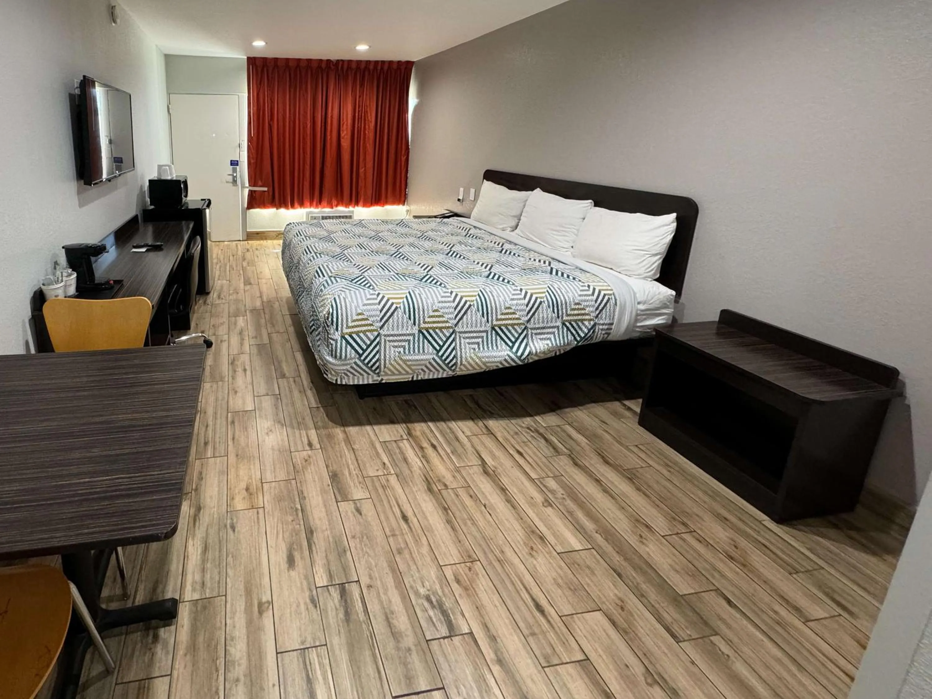 Bedroom, Bed in Motel 6 Englewood, FL