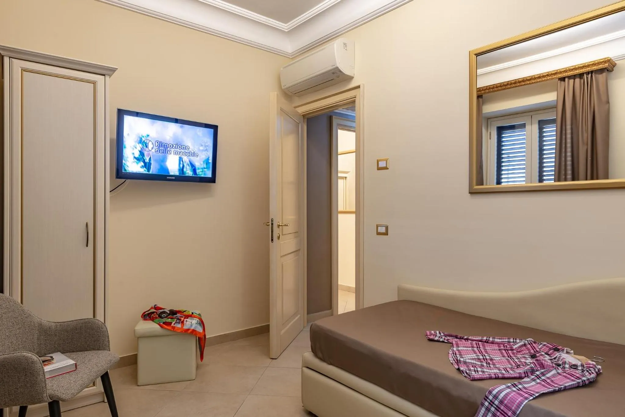 Living room, Bed in Vittorio Emanuele Boutique Hotel
