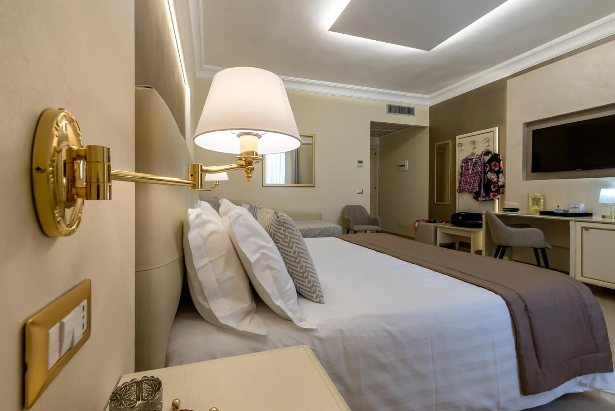Living room, Bed in Vittorio Emanuele Boutique Hotel