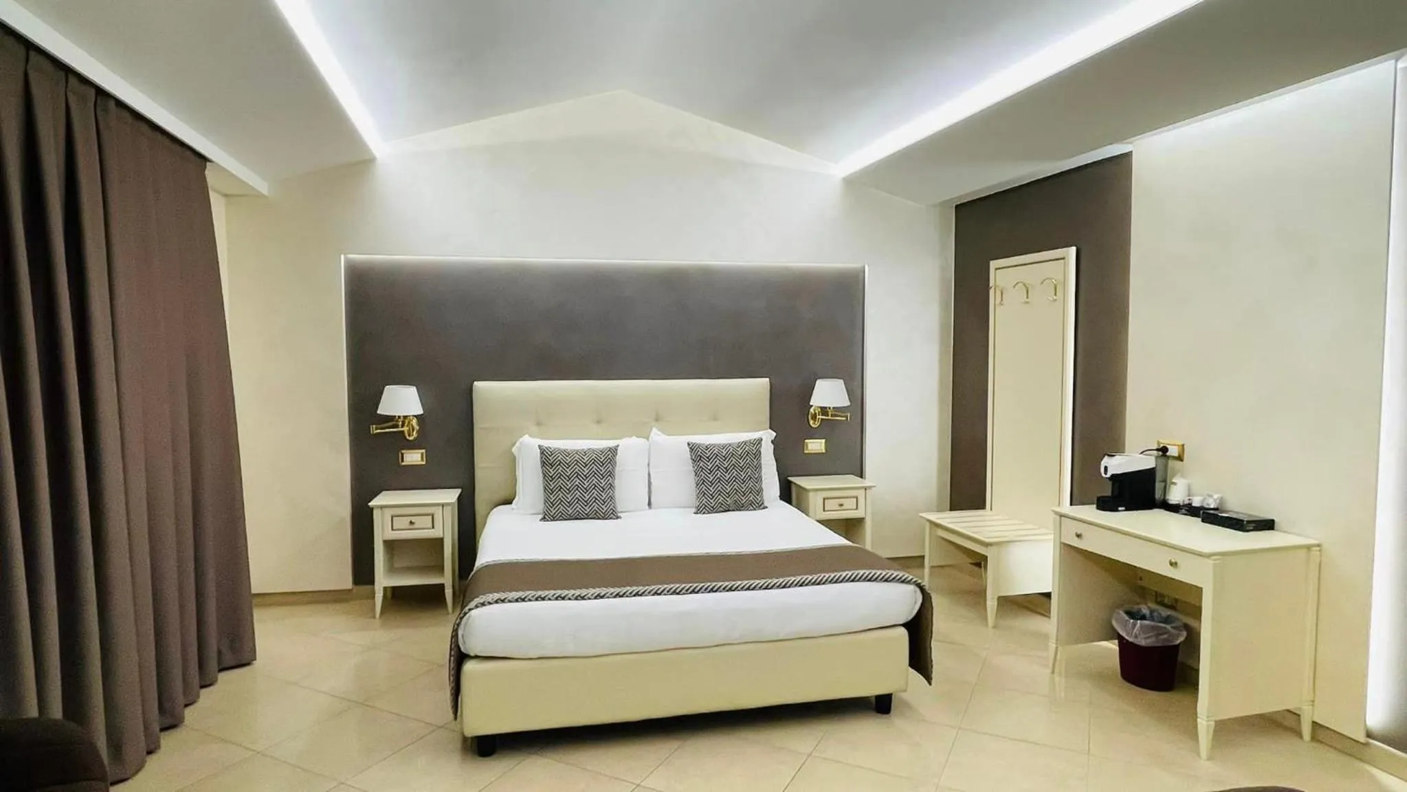 Photo of the whole room, Bed in Vittorio Emanuele Boutique Hotel