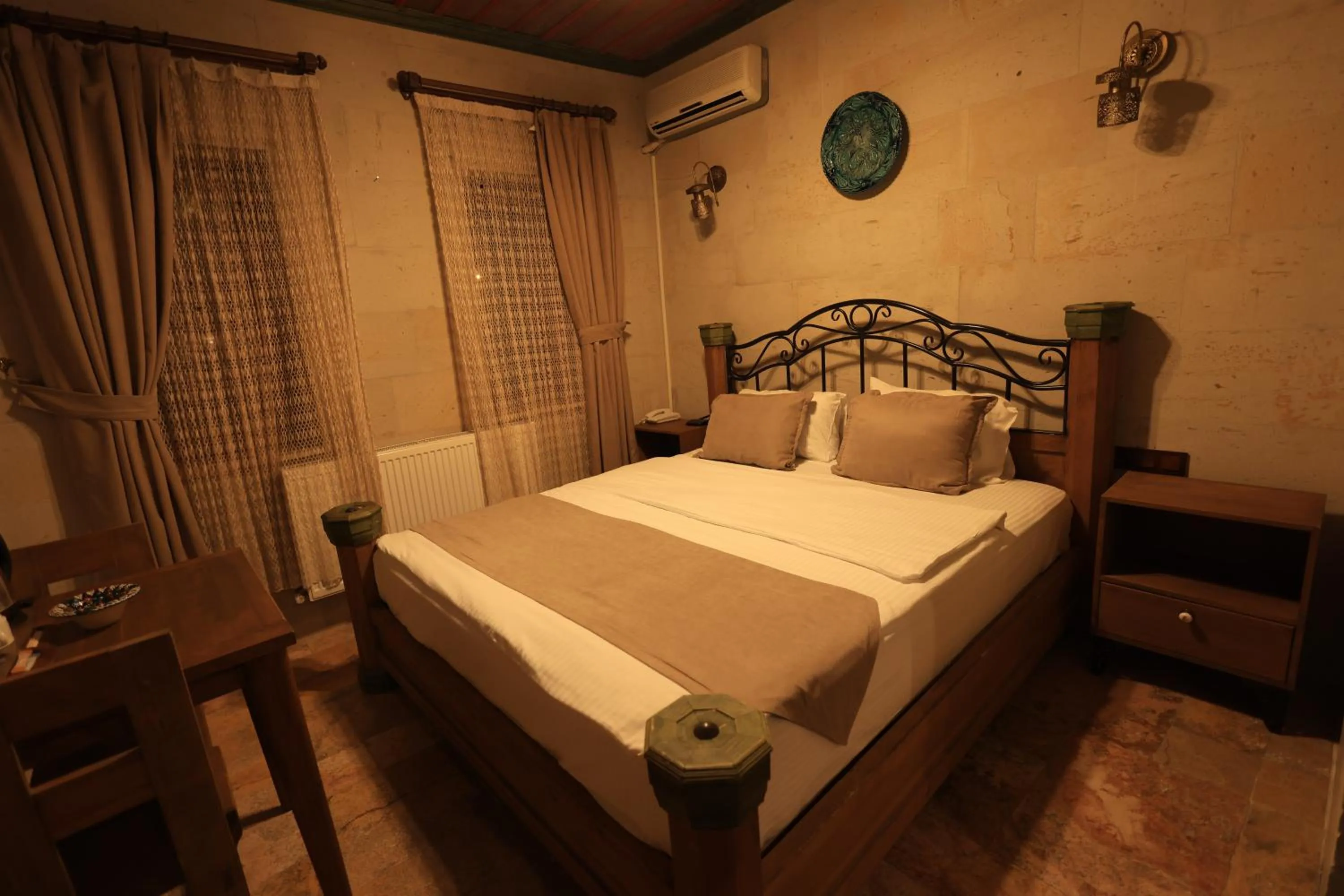 Bedroom, Bed in Katapa Stone House