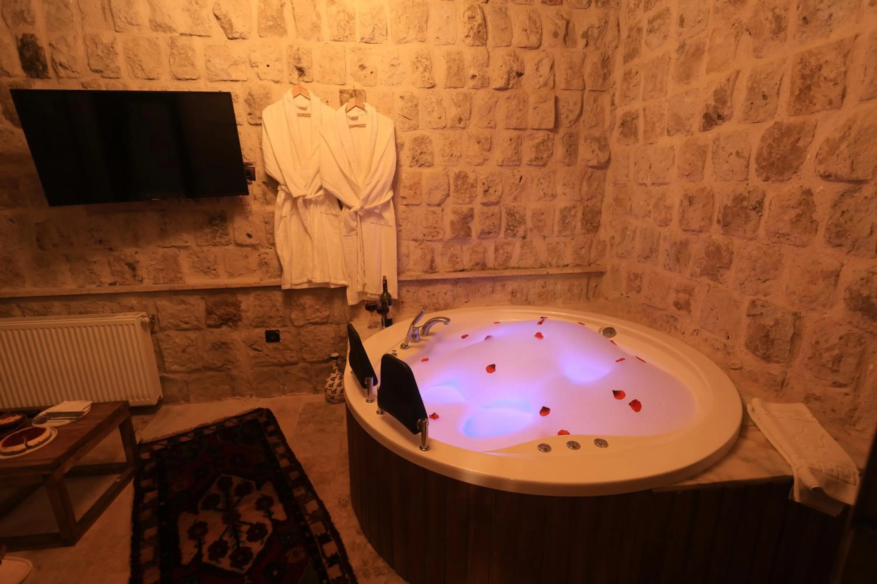 Hot Tub in Katapa Stone House