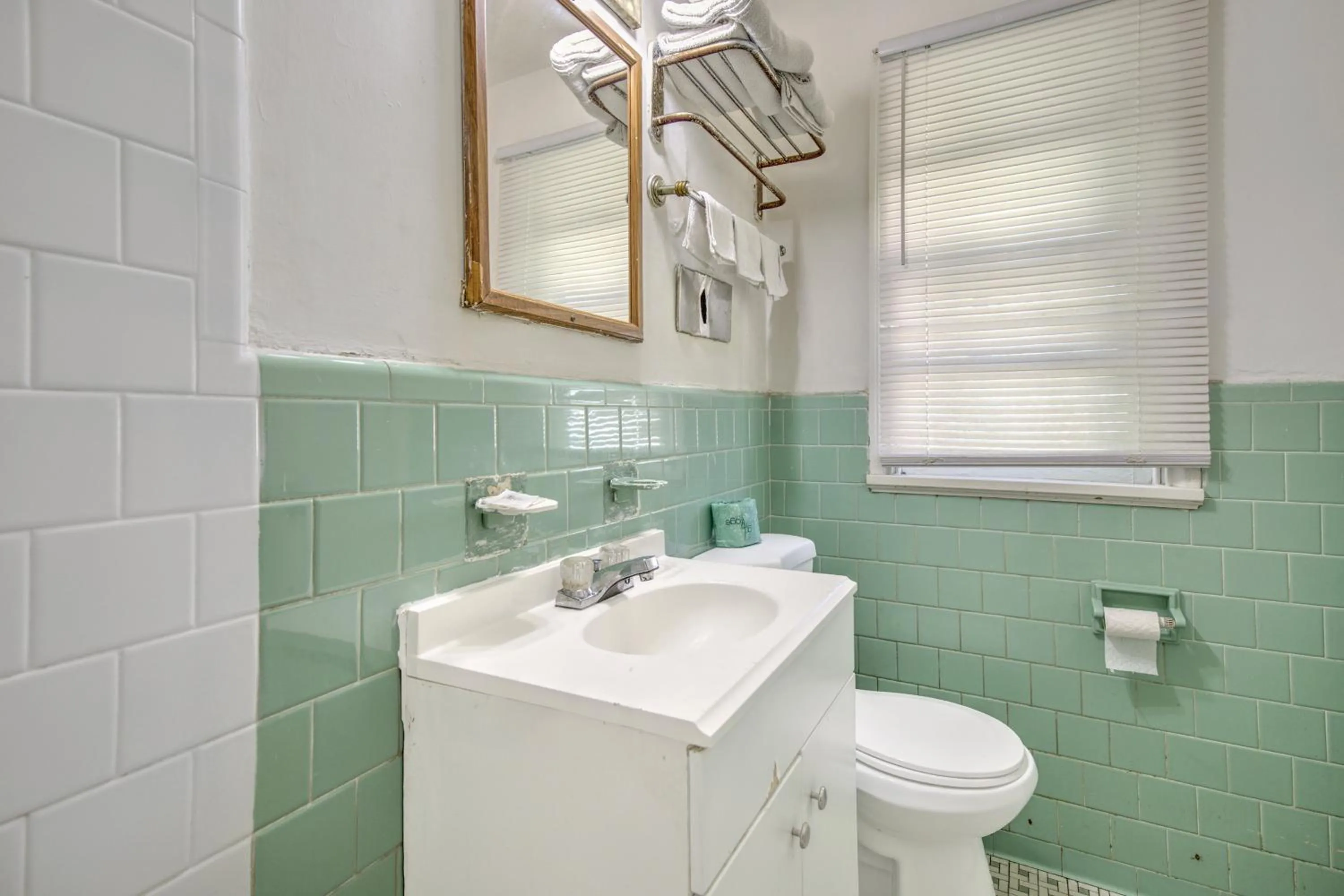 Bathroom in OYO Palm Leaf Motel
