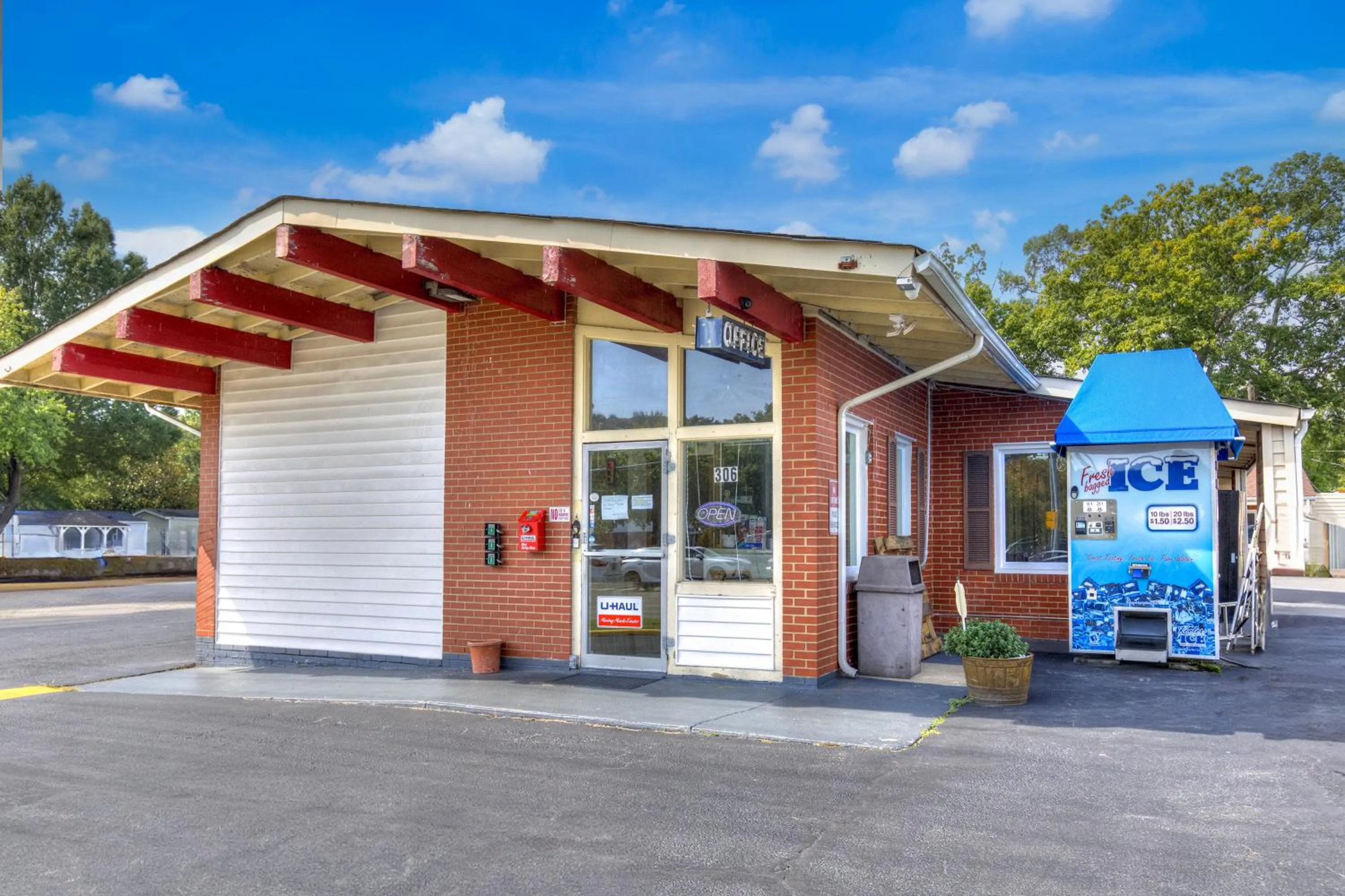 Lobby or reception in OYO Palm Leaf Motel