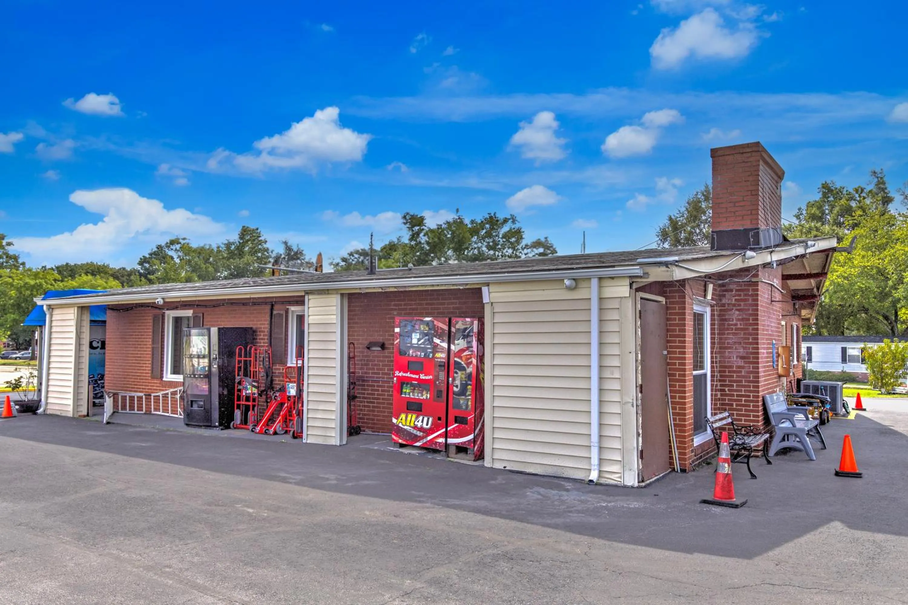 Facade/entrance in OYO Palm Leaf Motel