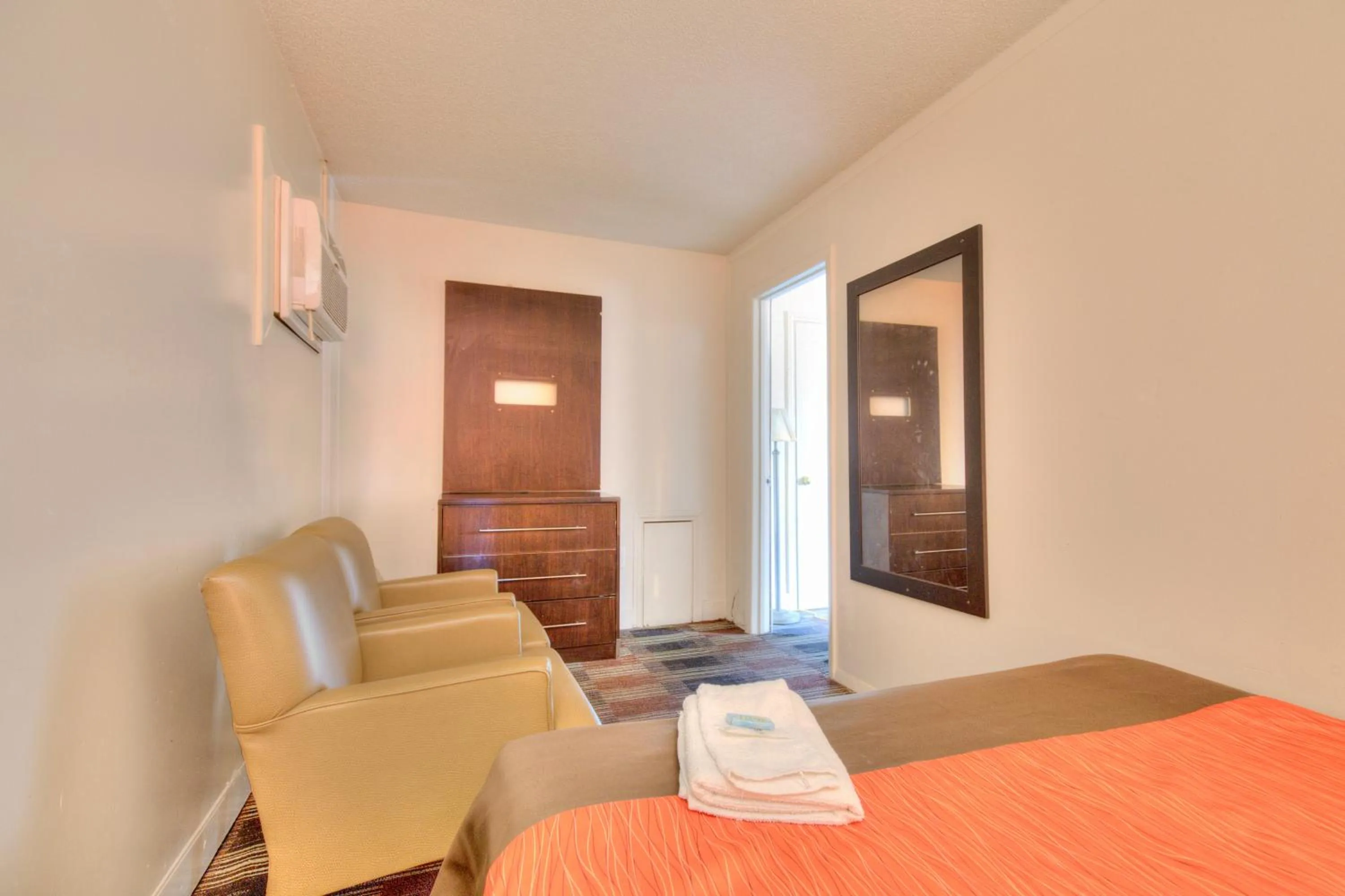 Bedroom, Bed in OYO Palm Leaf Motel