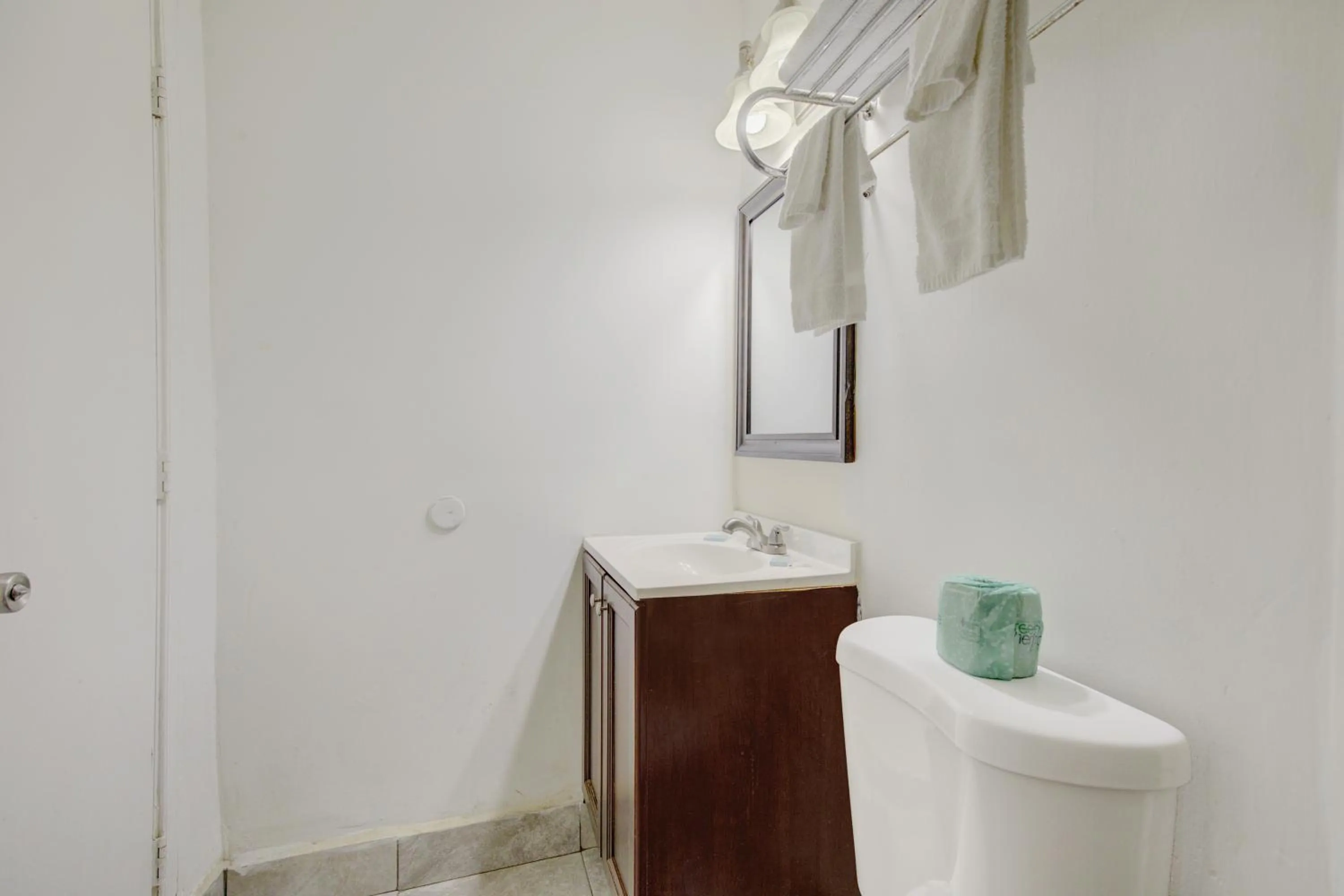 Bathroom in OYO Palm Leaf Motel