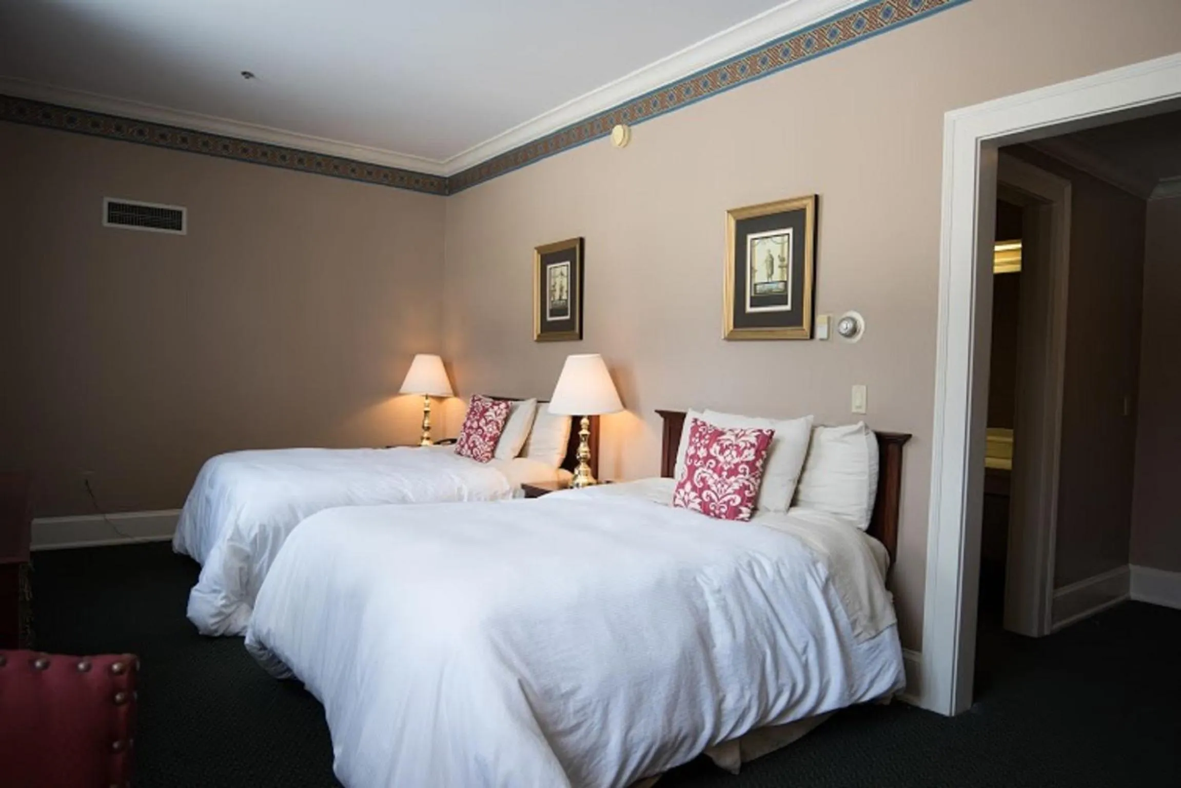 Photo of the whole room, Bed in The Bertram Inn at Glenmoor