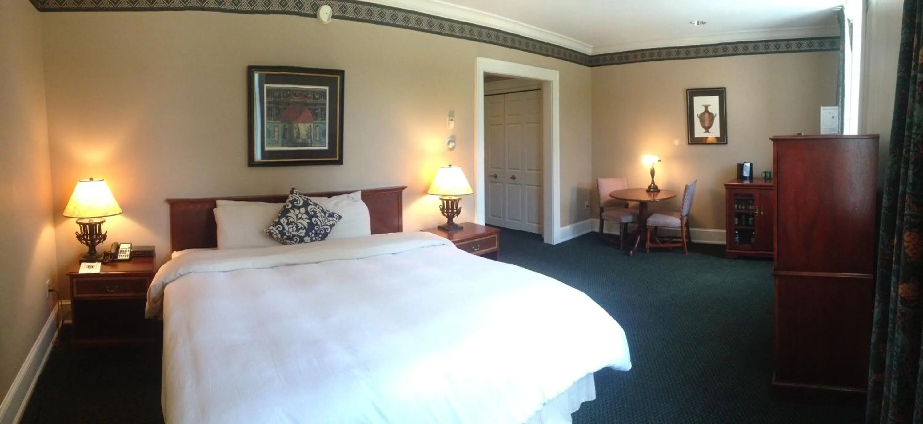 Photo of the whole room, Bed in The Bertram Inn at Glenmoor