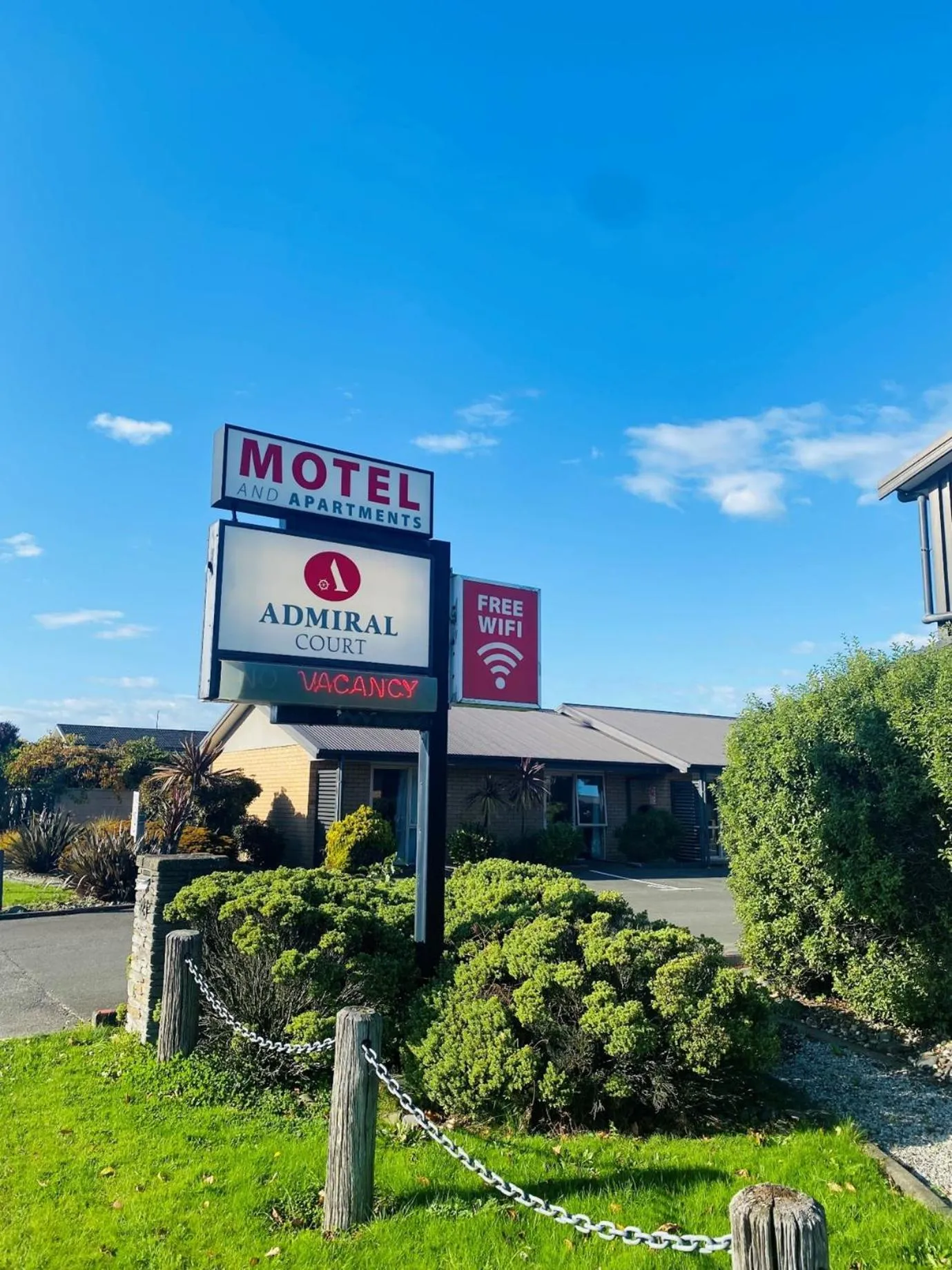 Property building in Admiral Court Motel & Apartments