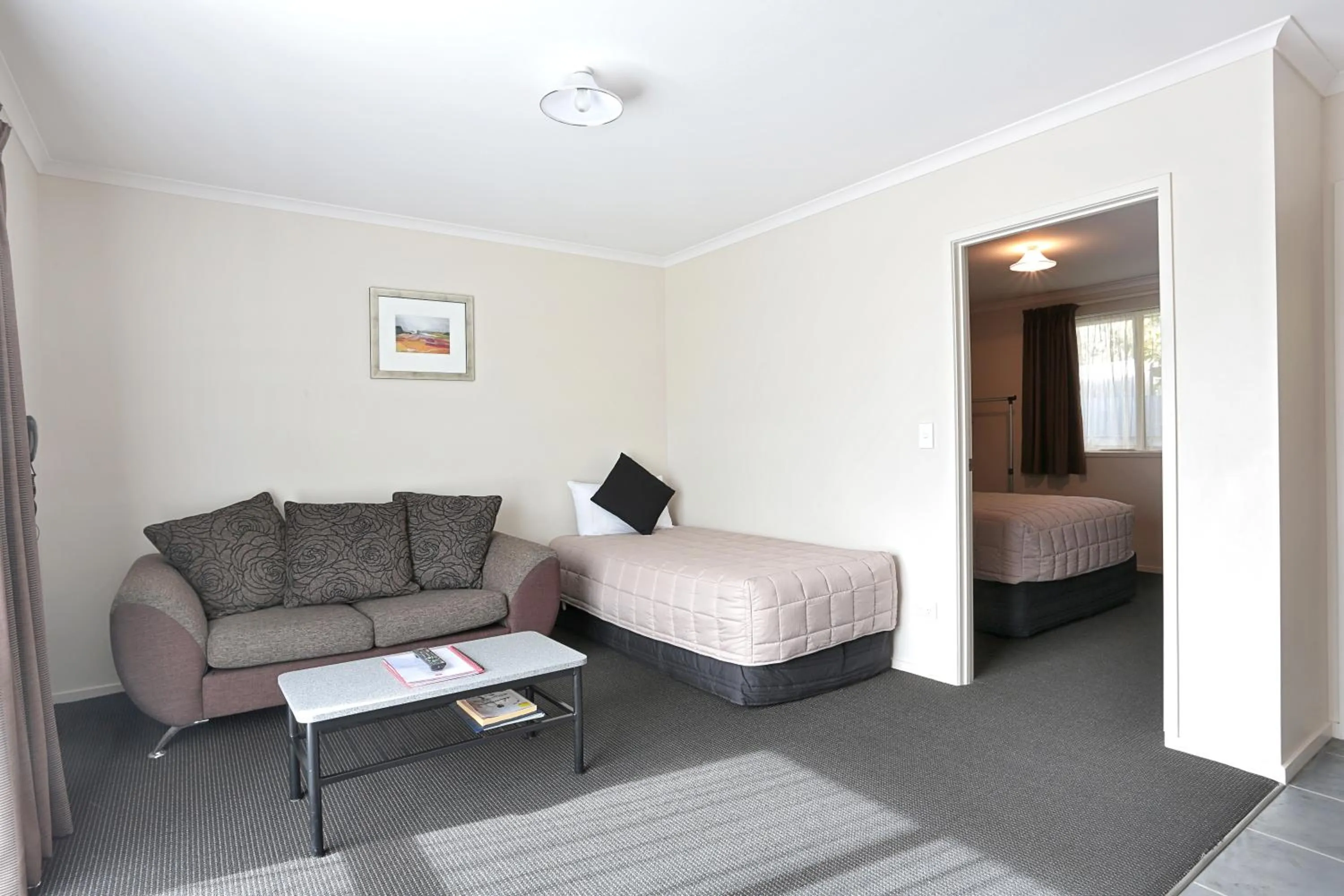 Bed in Admiral Court Motel & Apartments