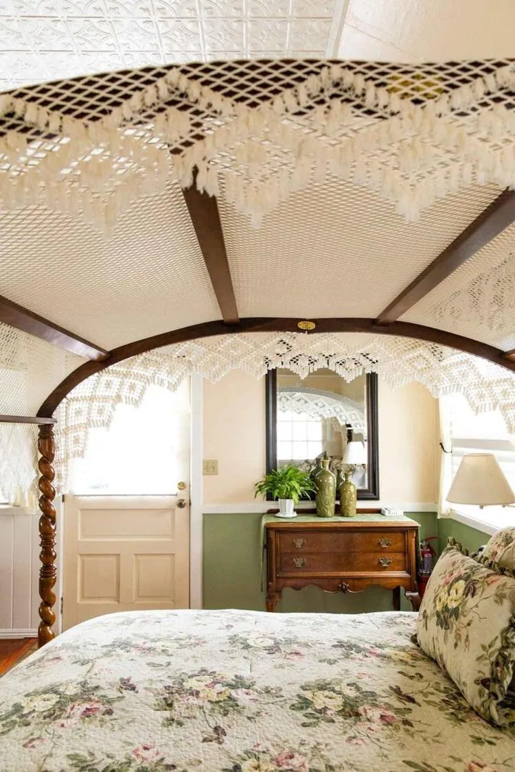 Bed in Headlands Inn Bed and Breakfast