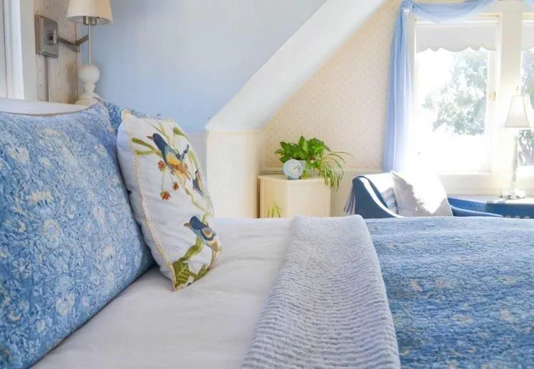 Bed in Headlands Inn Bed and Breakfast