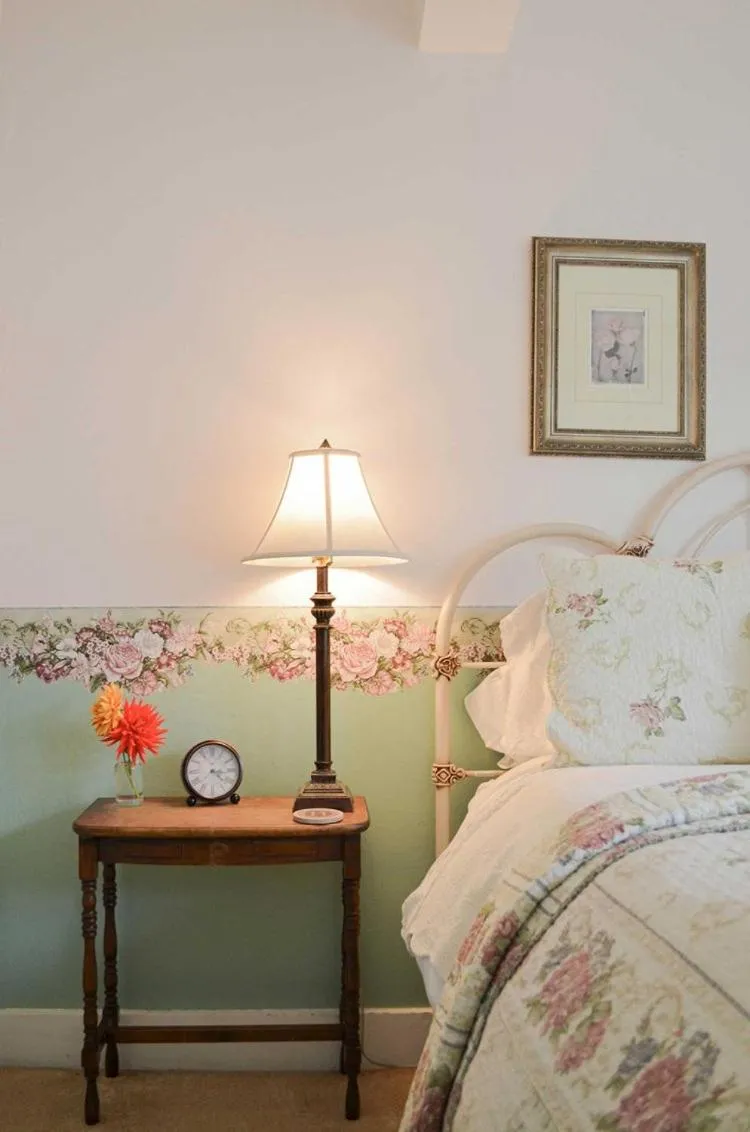 Bed in Headlands Inn Bed and Breakfast