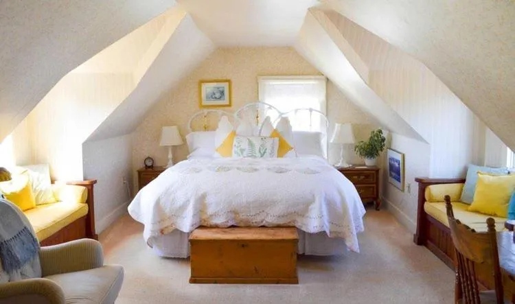 Bed in Headlands Inn Bed and Breakfast