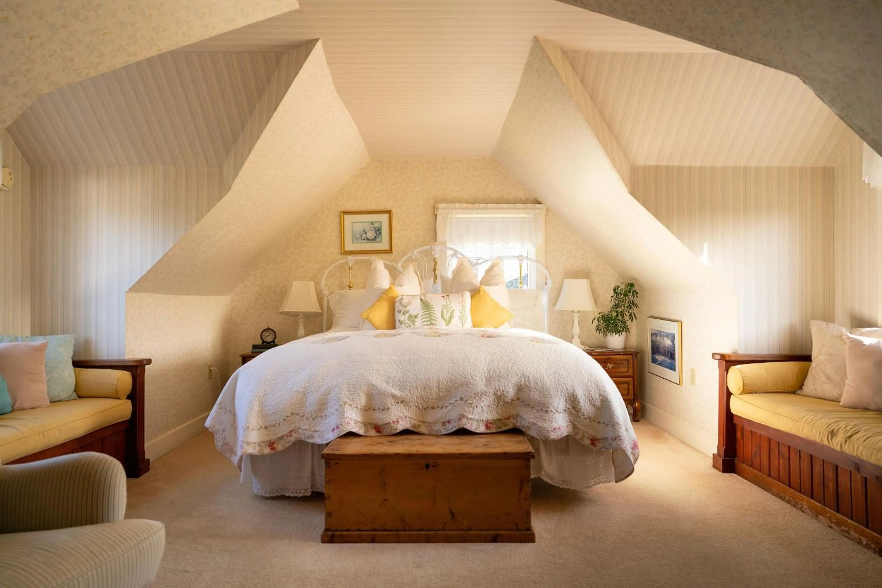 Bed in Headlands Inn Bed and Breakfast