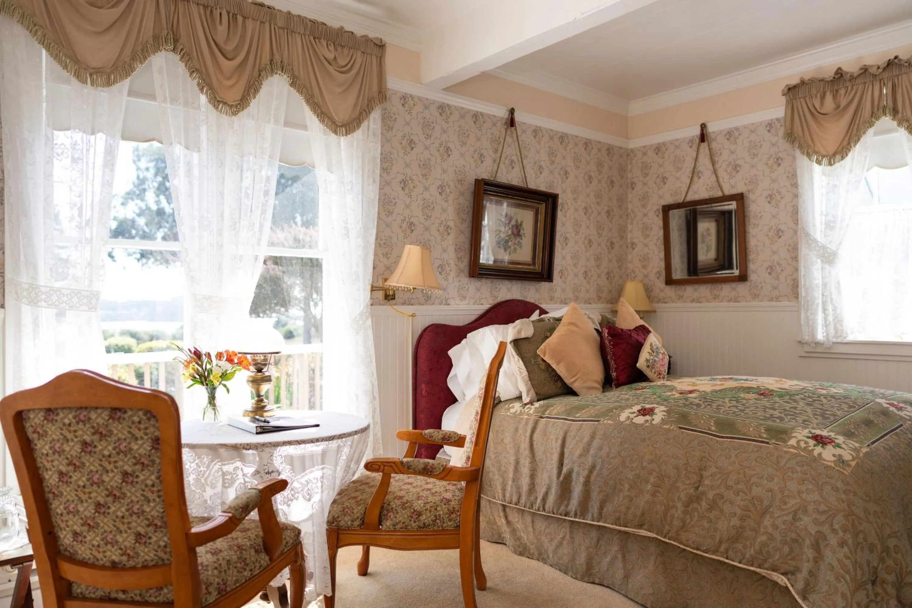 Bed in Headlands Inn Bed and Breakfast