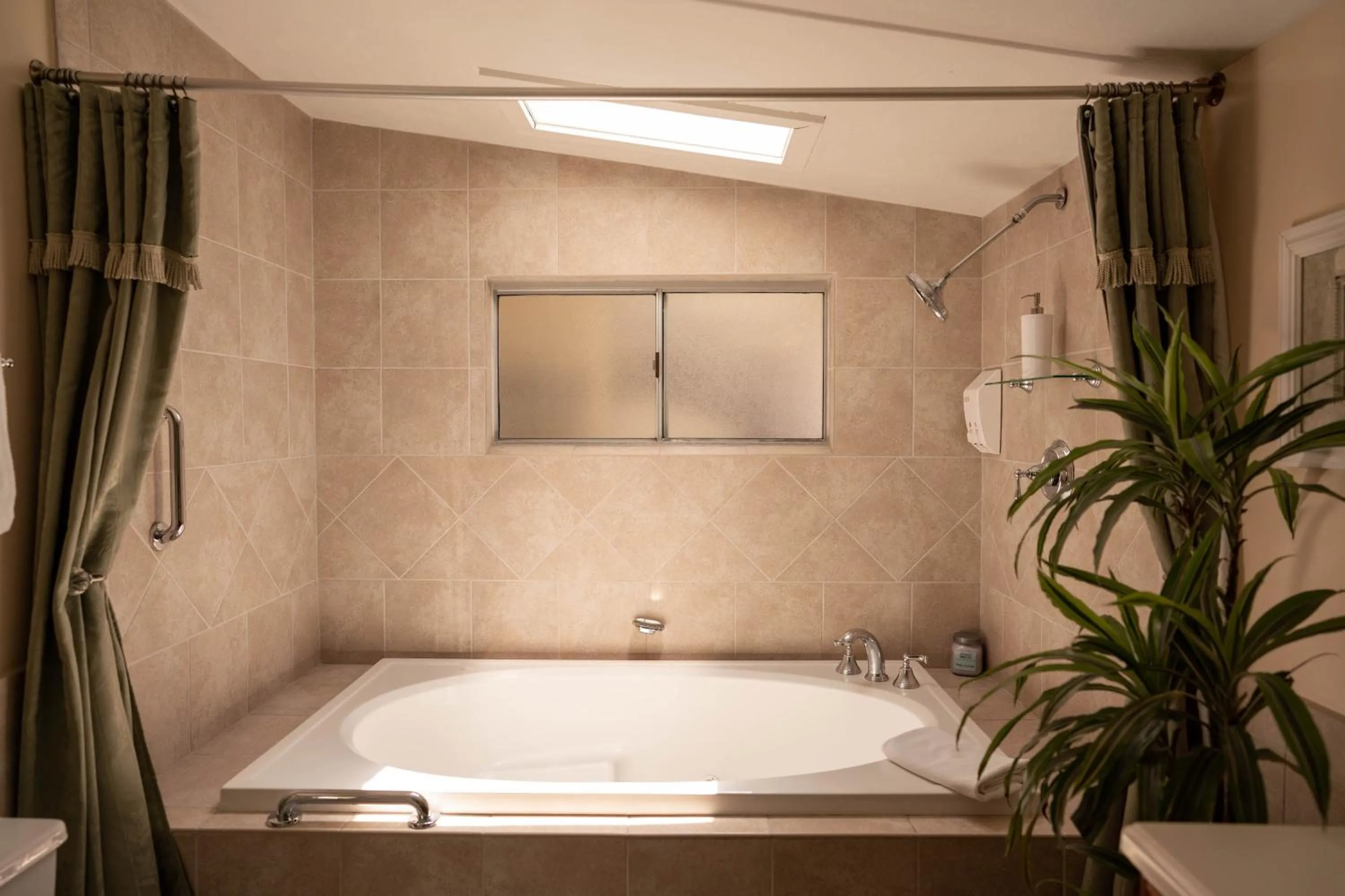 Headlands Inn Bed and Breakfast