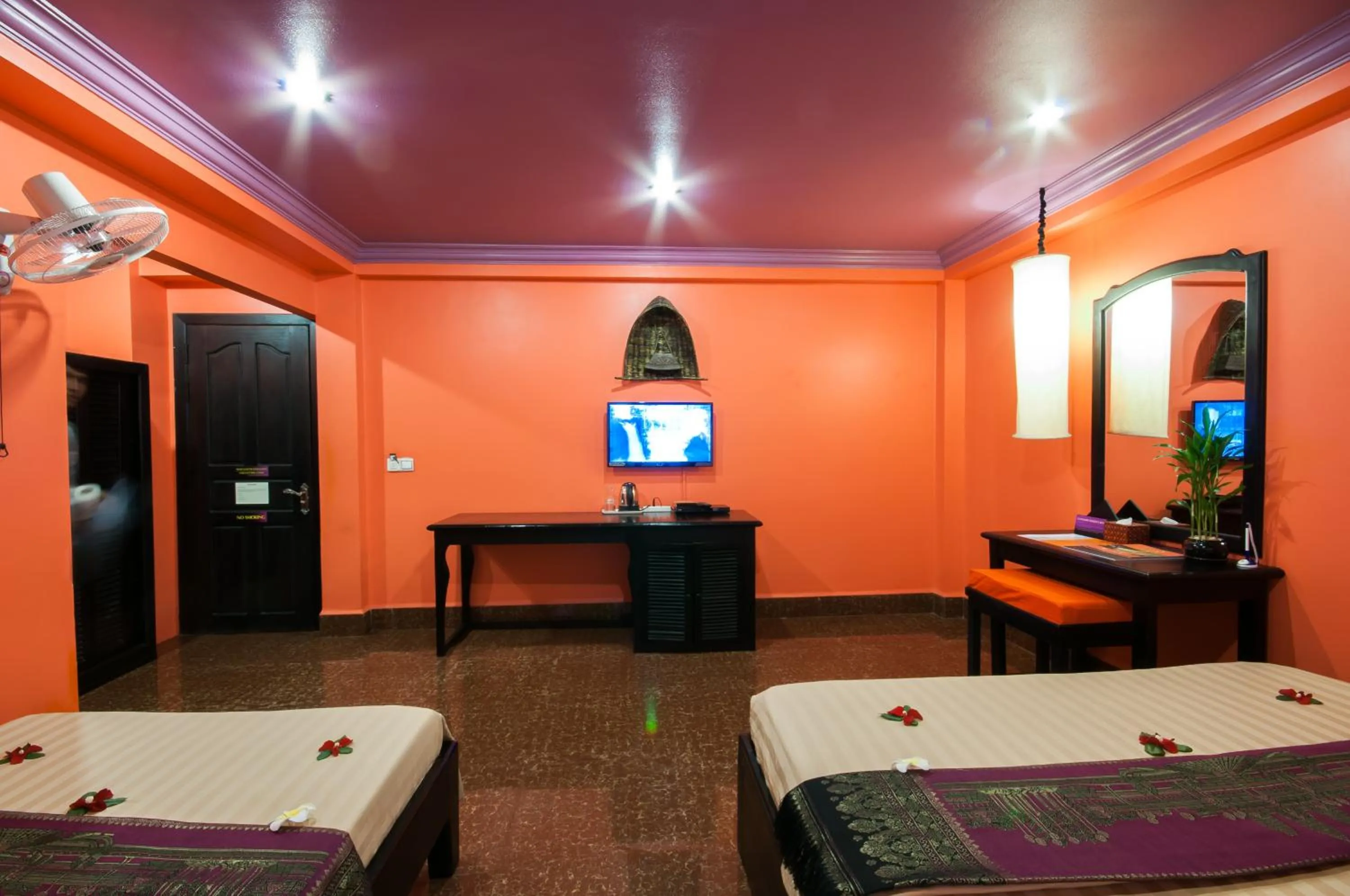Communal lounge/ TV room, Bed in Golden Butterfly Villa