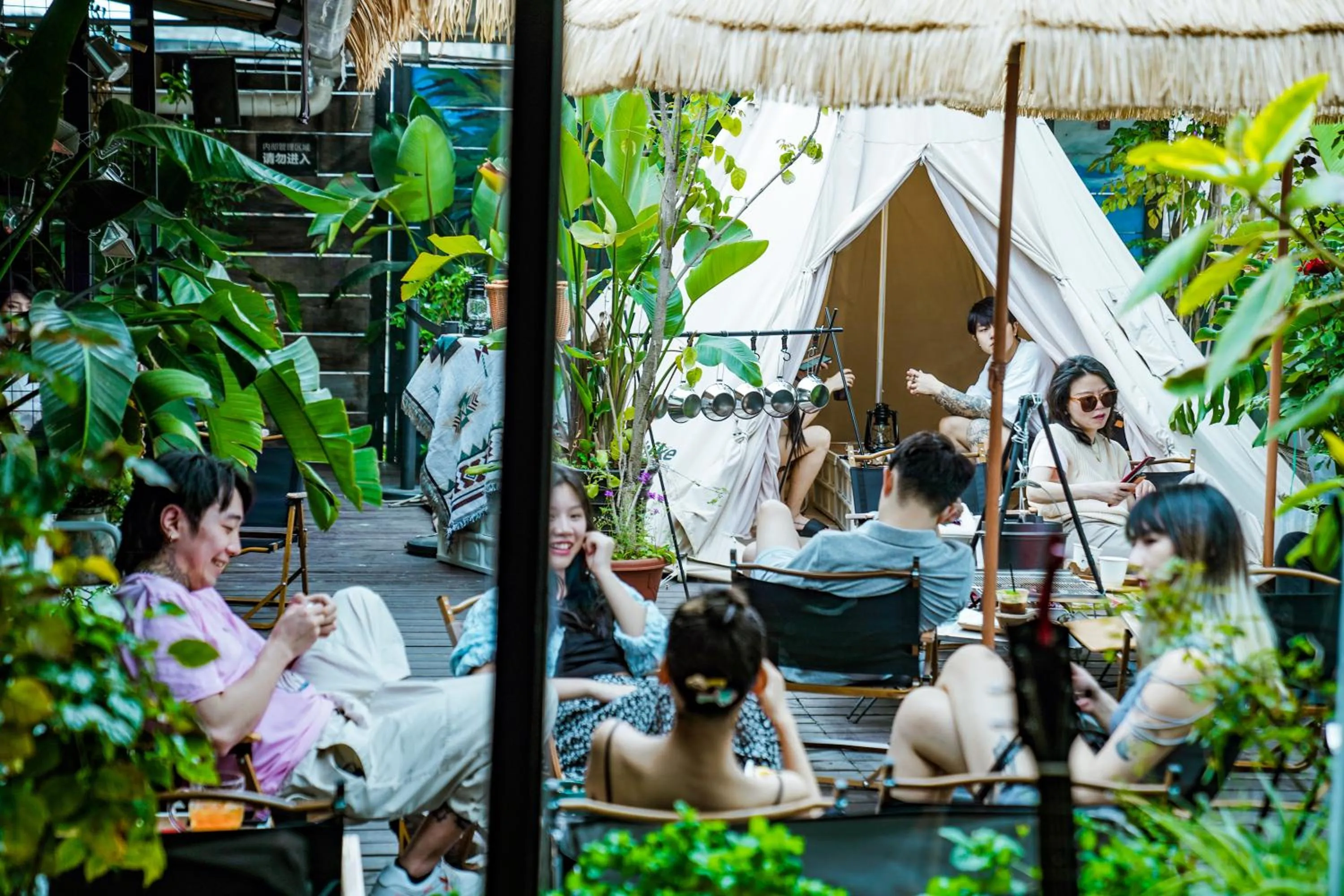 Garden in Chengdu Flipflop Hostel Poshpacker (Chunxi Road Metro Station)