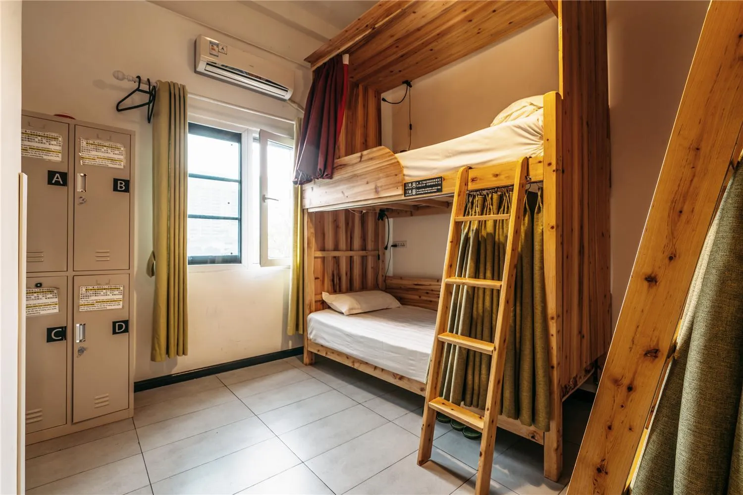 bunk bed, Bed in Chengdu Flipflop Hostel Poshpacker (Chunxi Road Metro Station)
