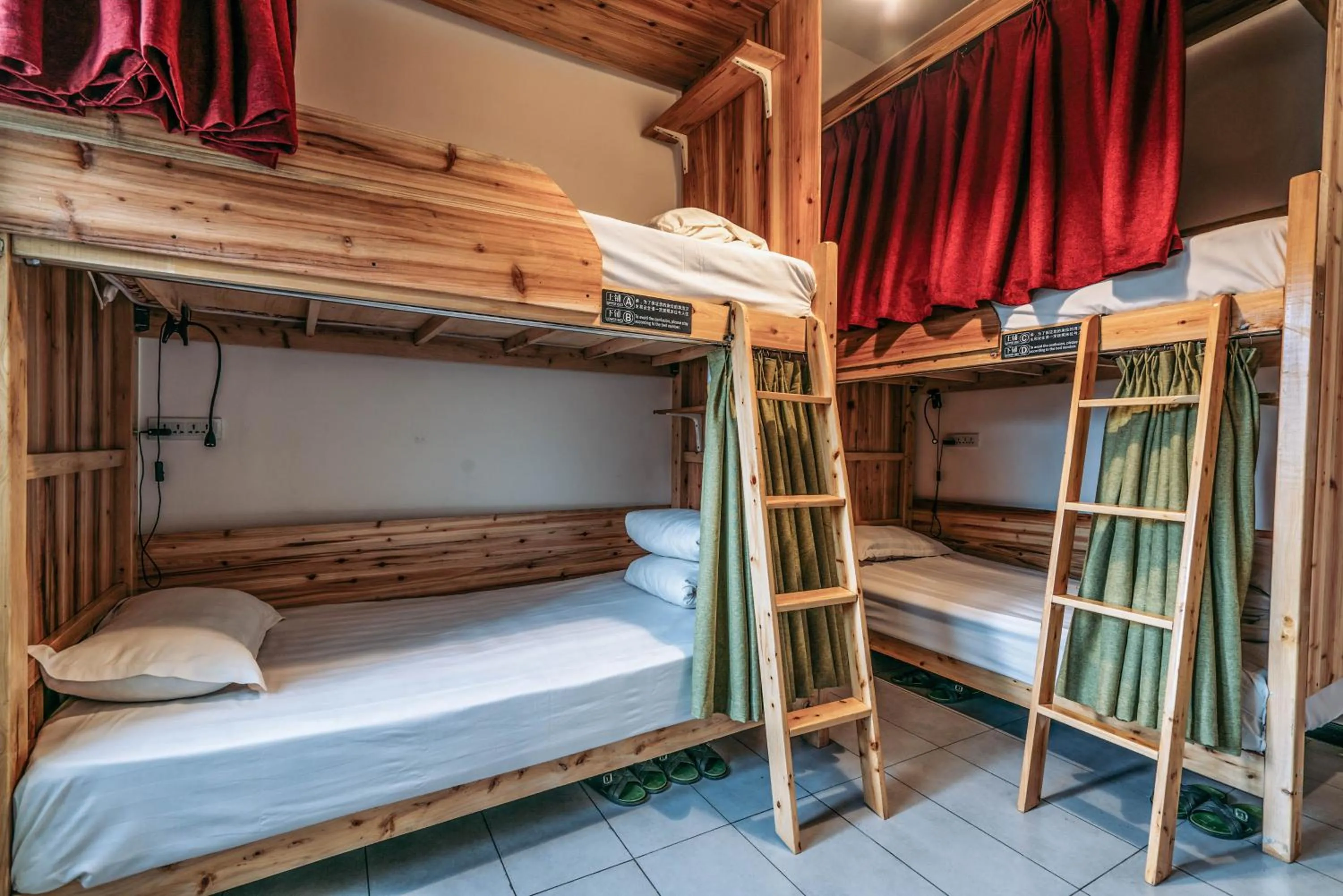 bunk bed, Bed in Chengdu Flipflop Hostel Poshpacker (Chunxi Road Metro Station)