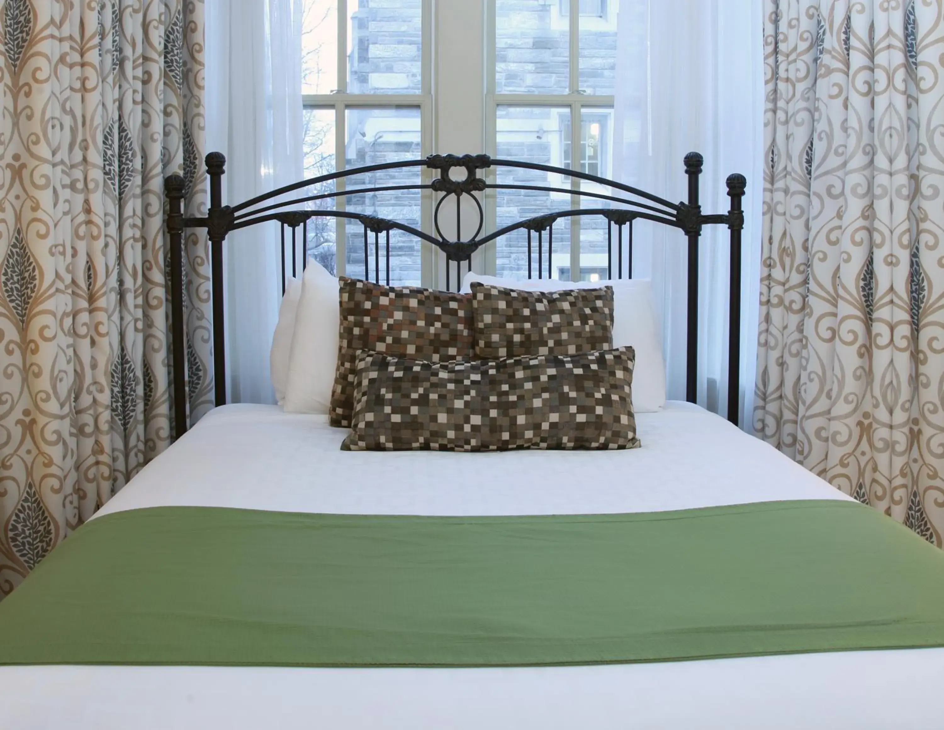 Club Queen Room in The Conwell Inn Club Queen Room in The Conwell Inn