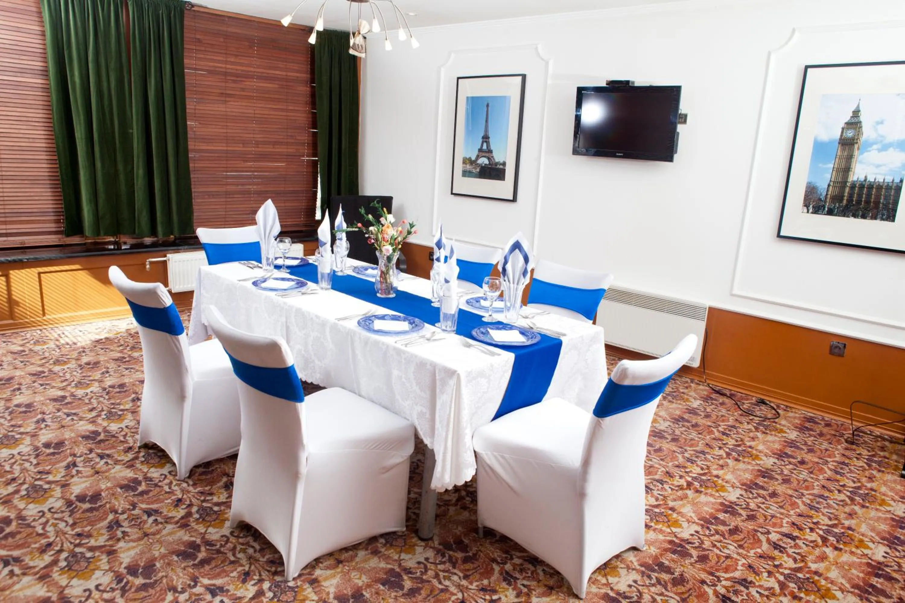 Restaurant/places to eat in Puma Imperial Hotel