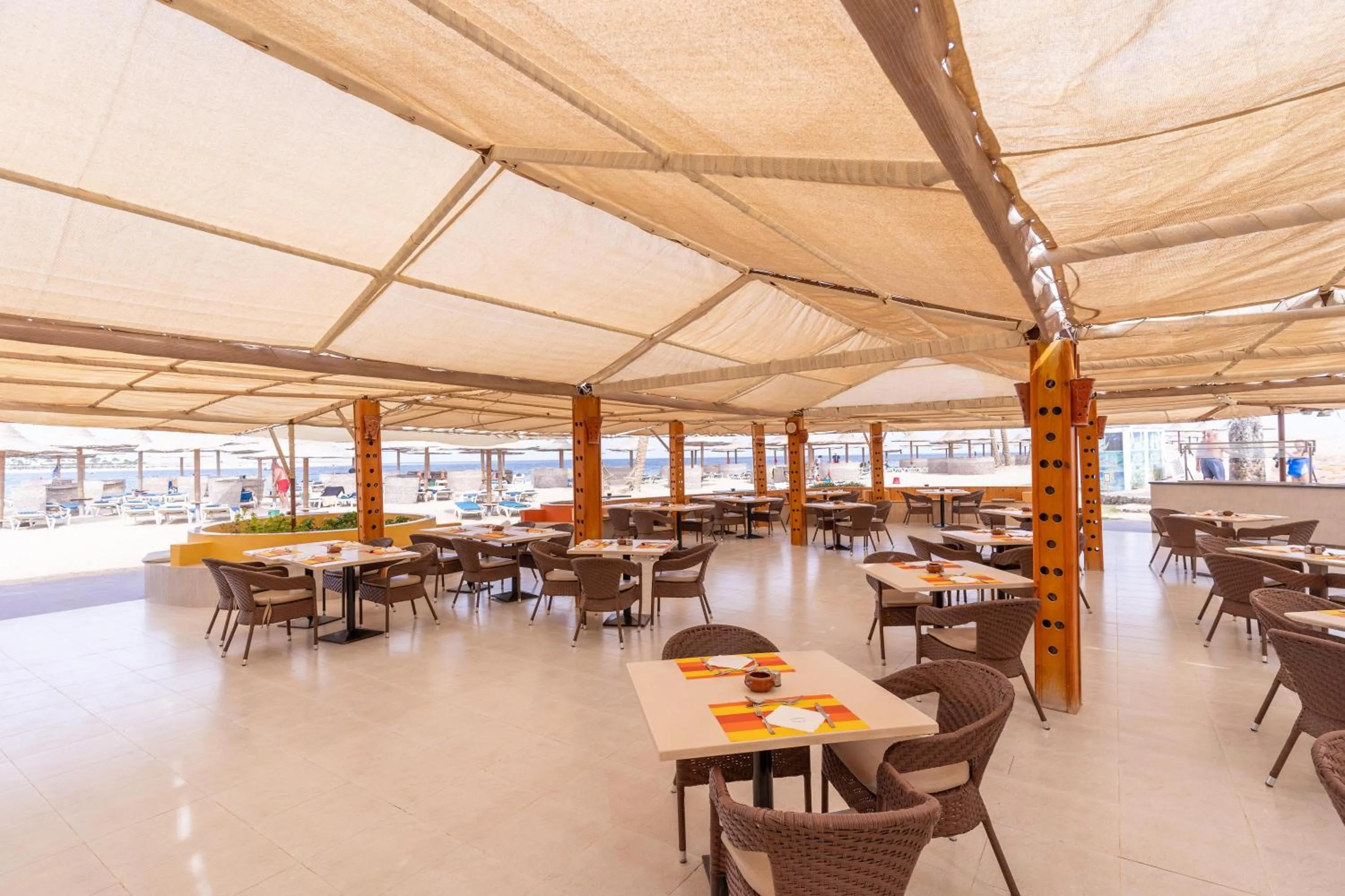 Restaurant/places to eat in Malikia Resort Abu Dabbab