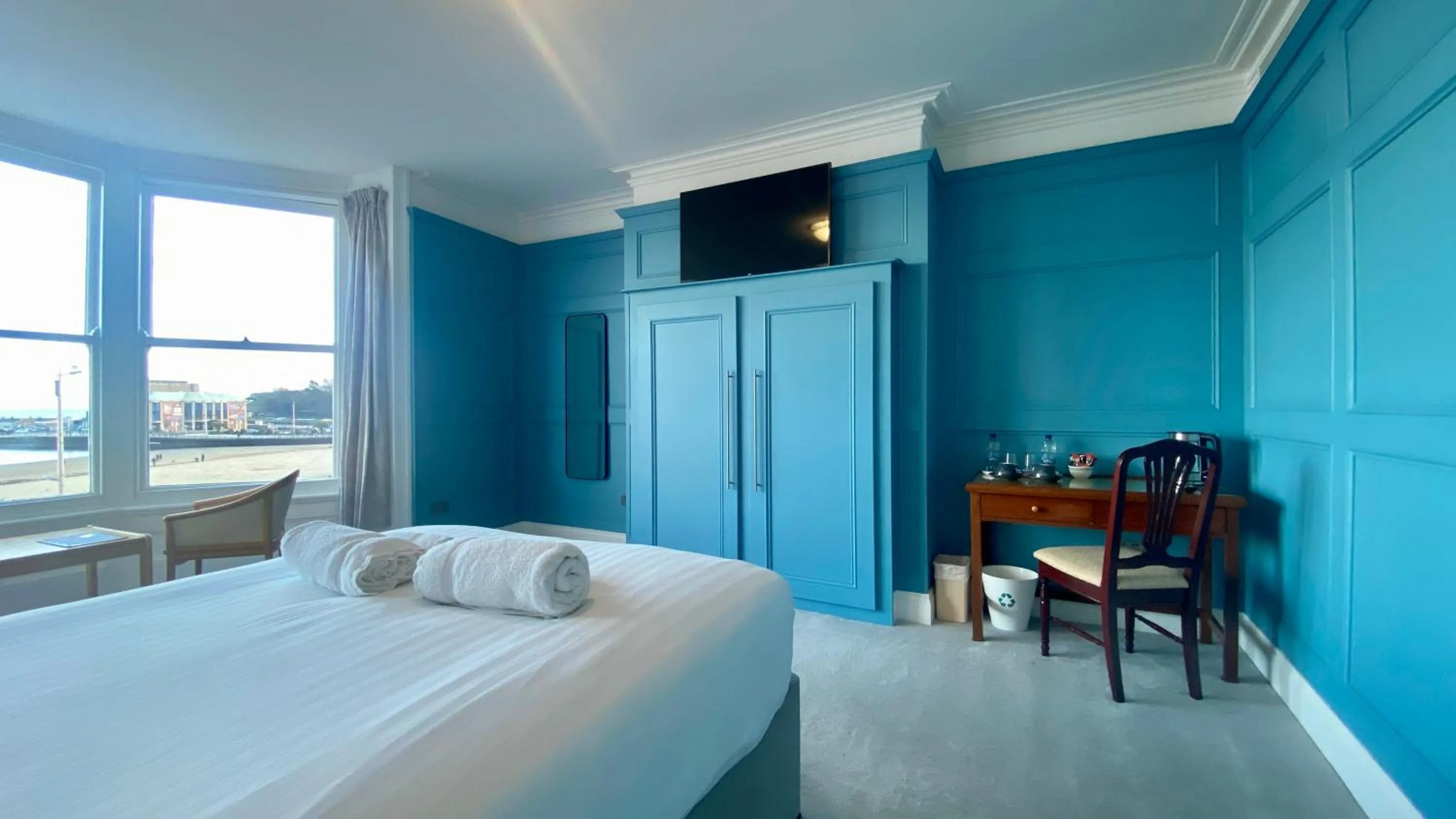 Photo of the whole room, Bed in The Fairhaven Hotel