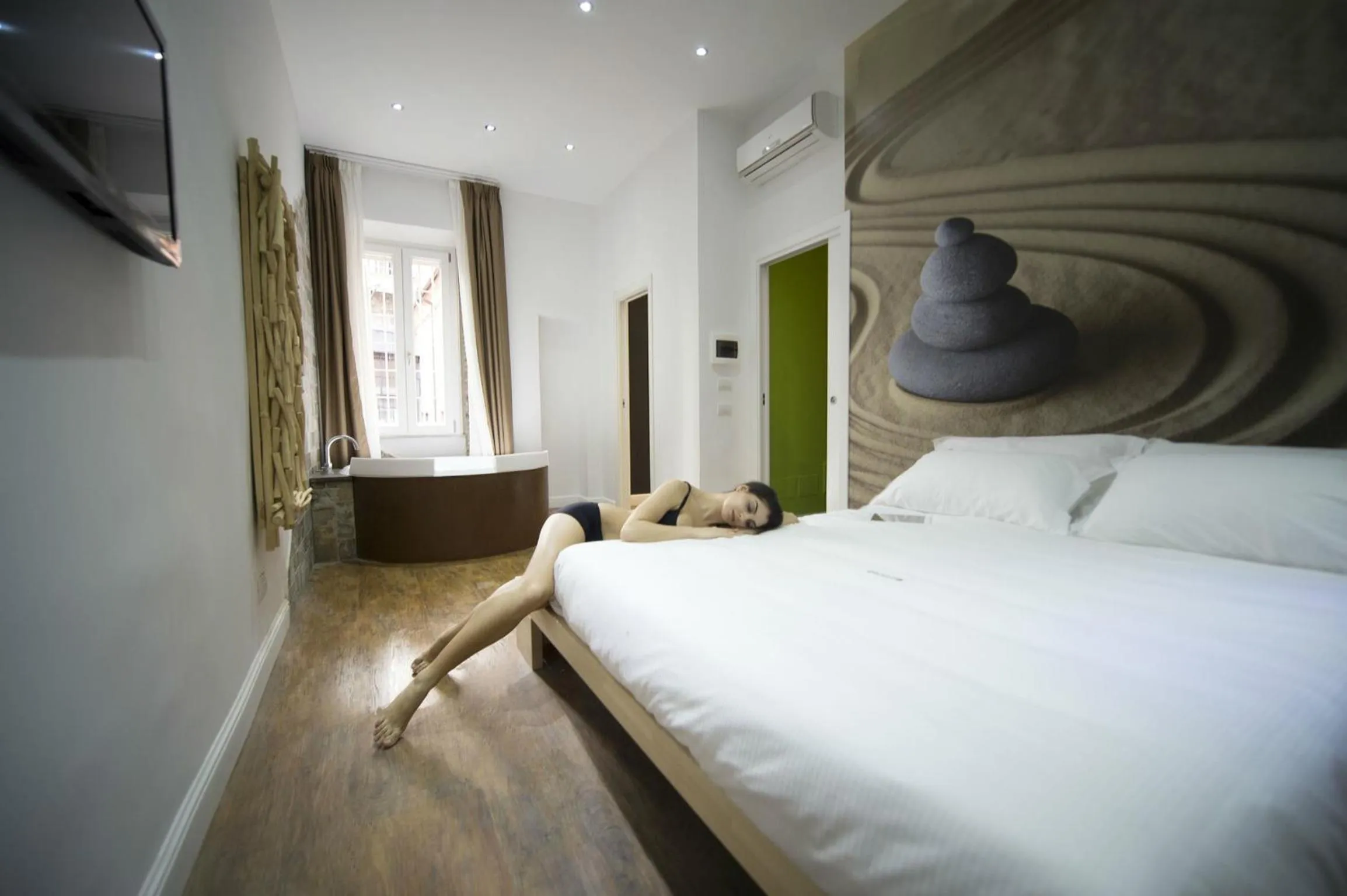 Photo of the whole room, Bed in 7 Inn Spanish Steps