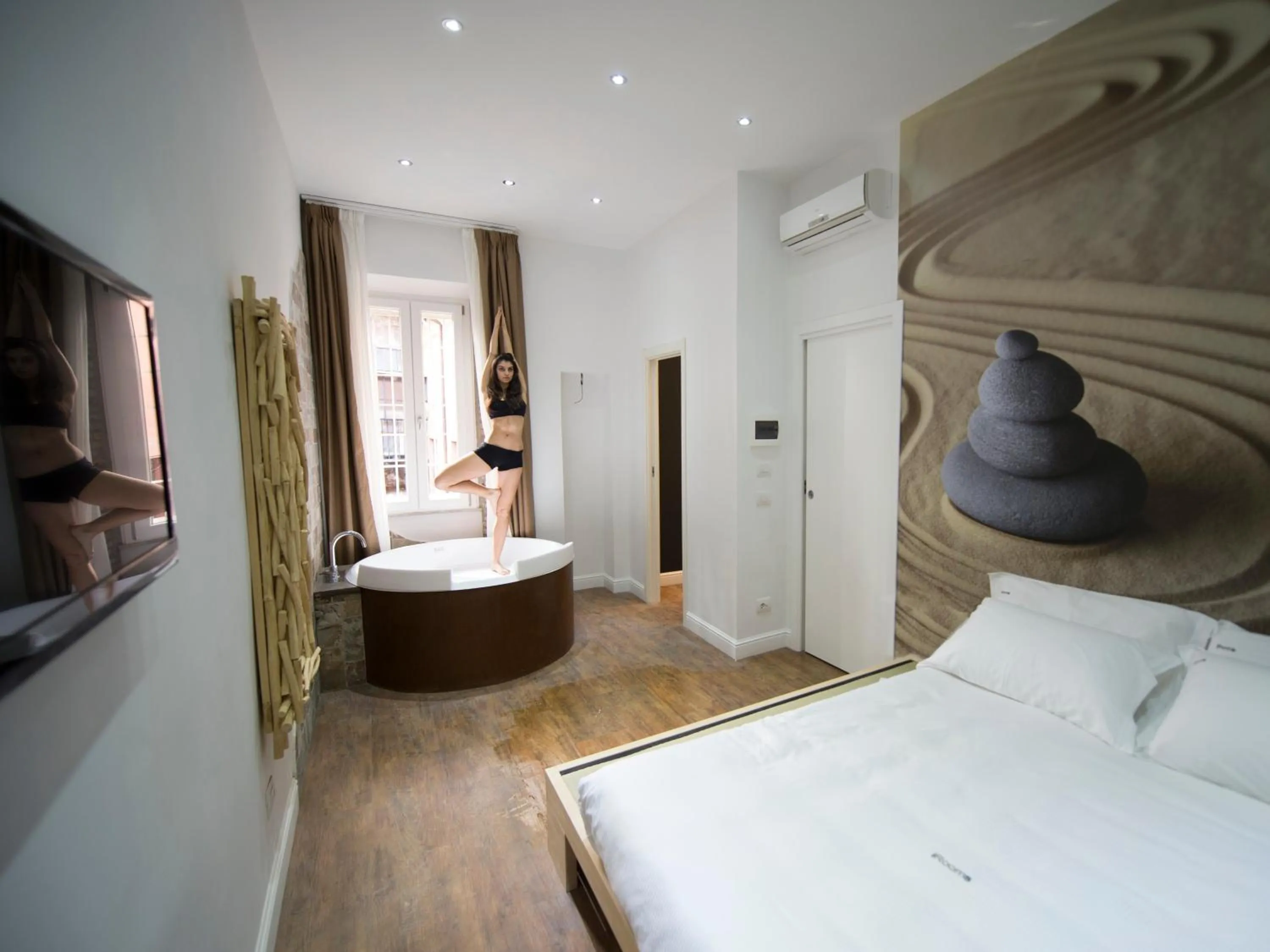 Photo of the whole room, Bed in 7 Inn Spanish Steps