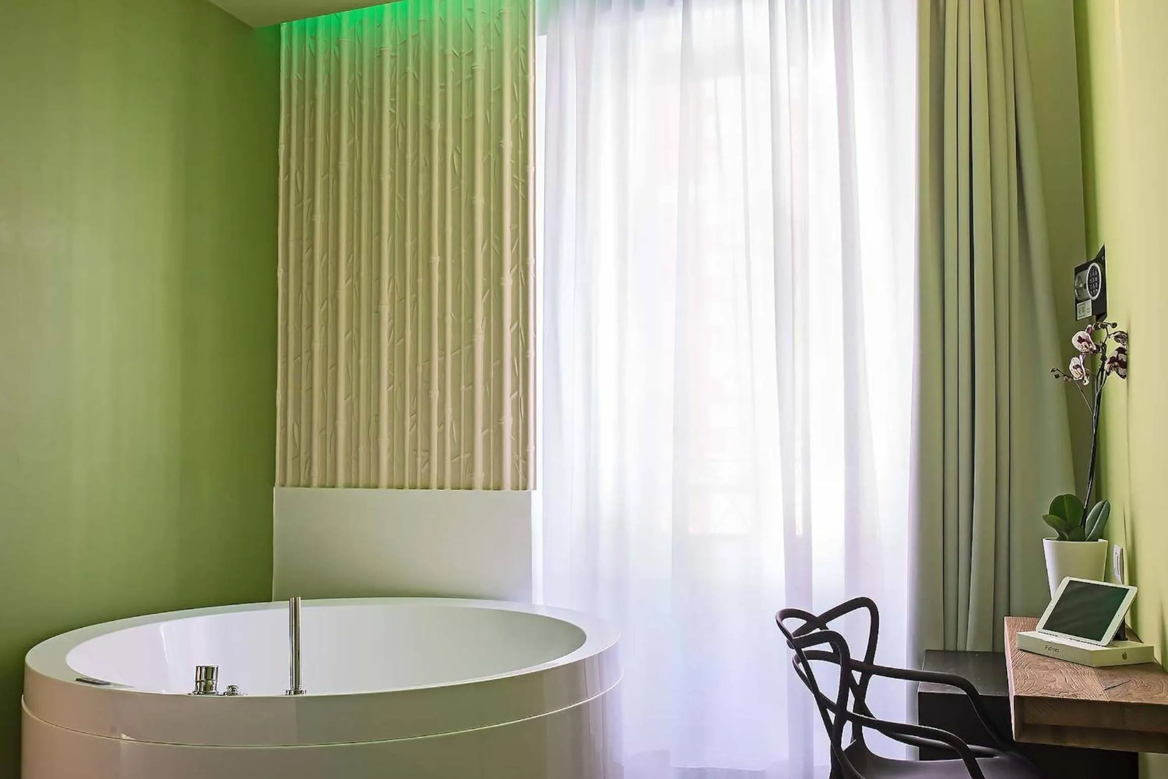 Hot Tub in 7 Inn Spanish Steps